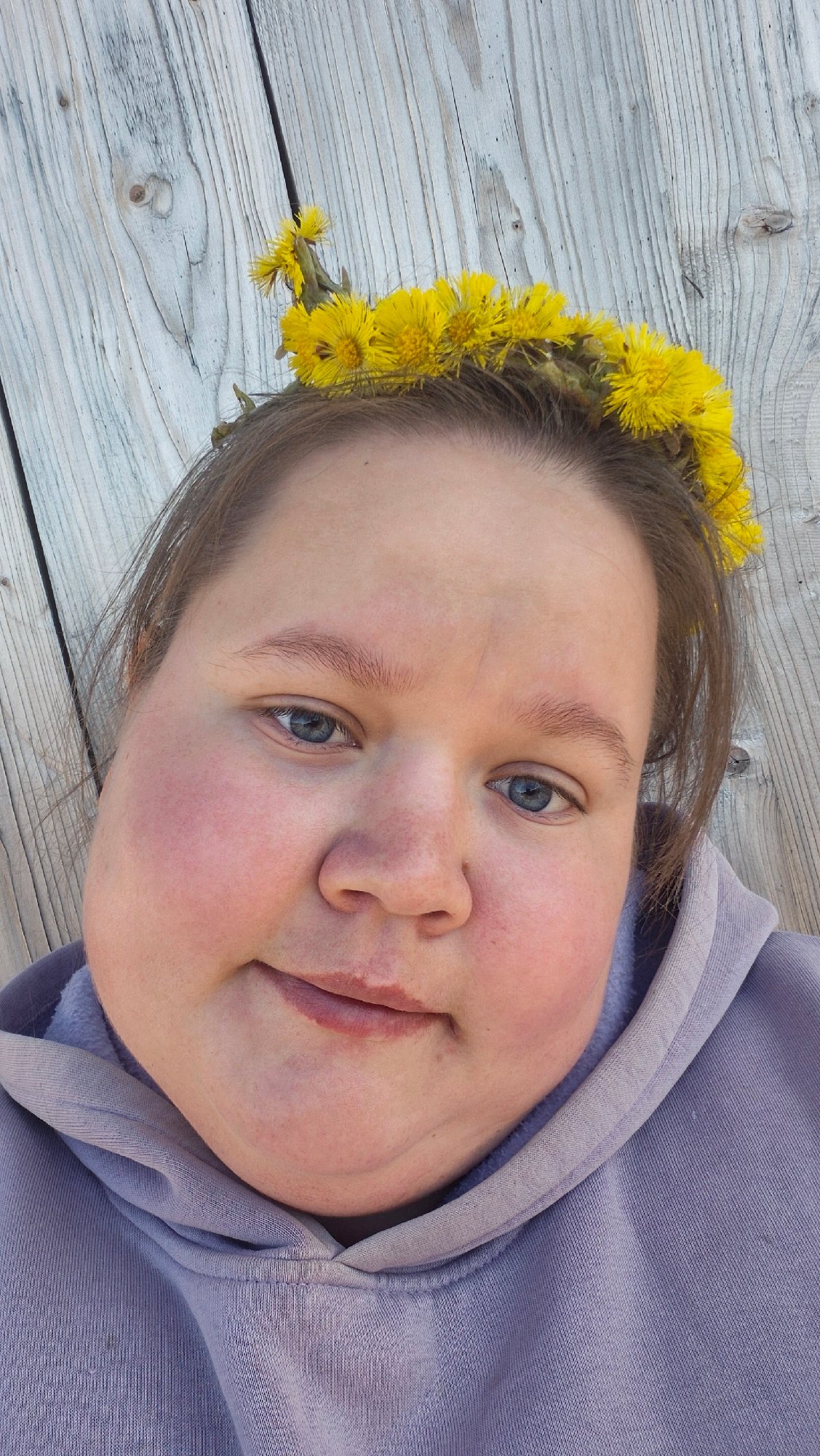 Morning flower crown photoshoot captured in rural Russian village