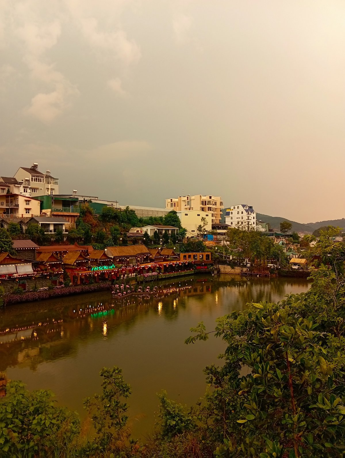 Tourist captures Da Lat's scenic landscapes during overcast morning