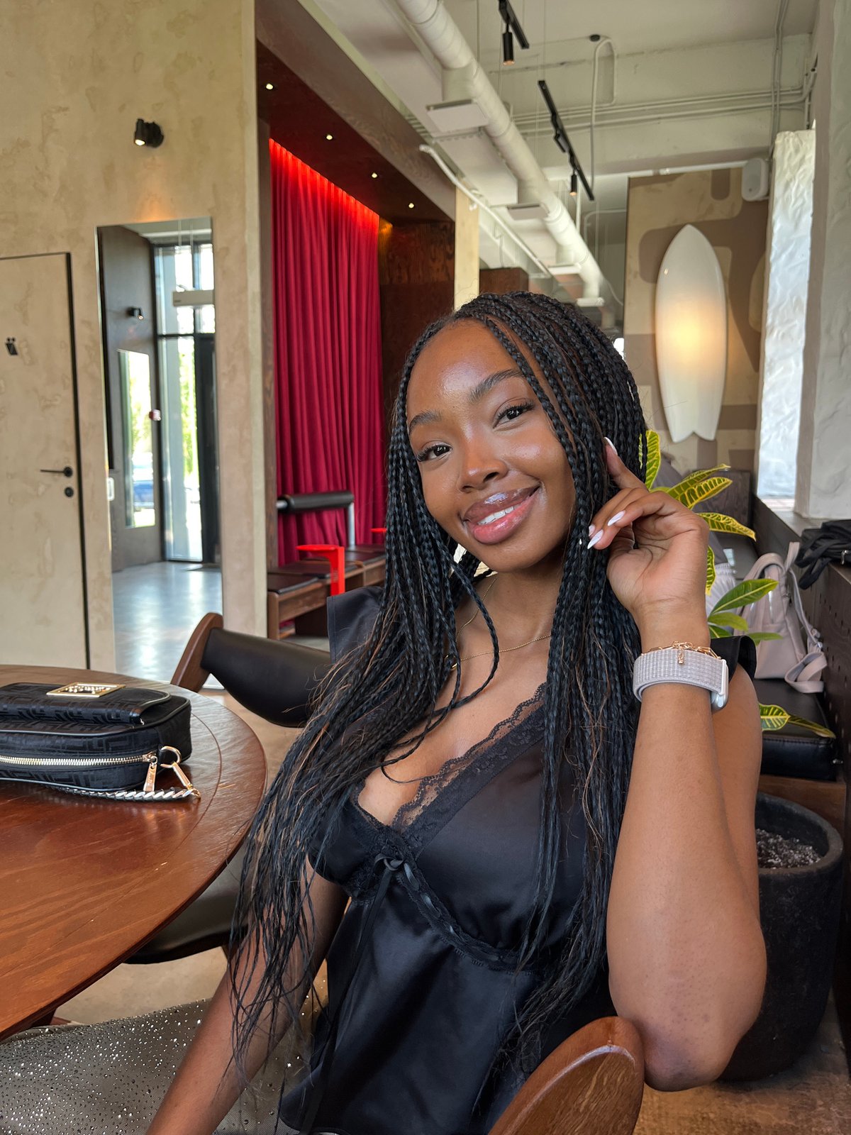 Woman poses for photos at Kazan cafe over 50 minutes