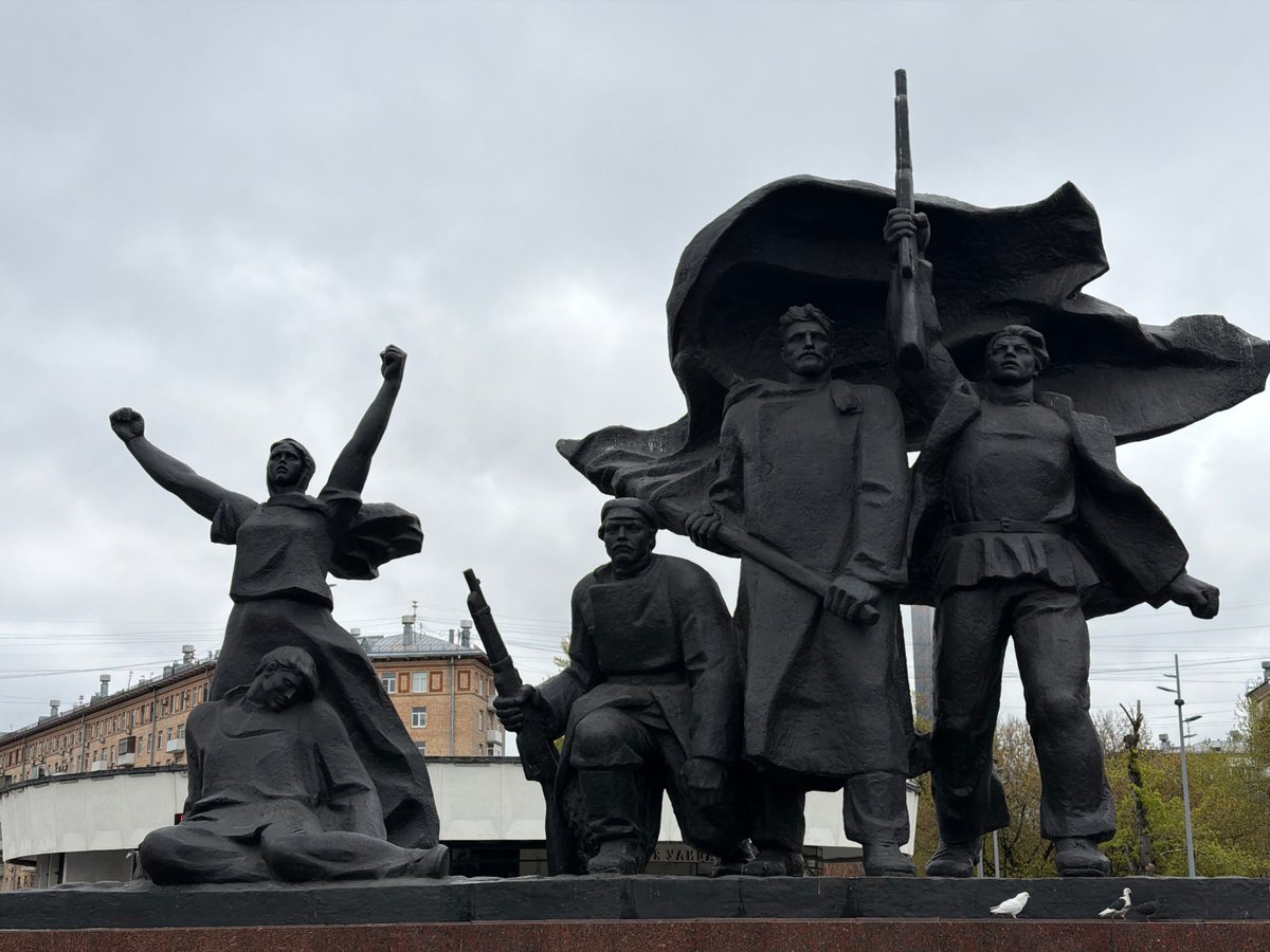 Moscow residents capture daily scenes near Revolution monument