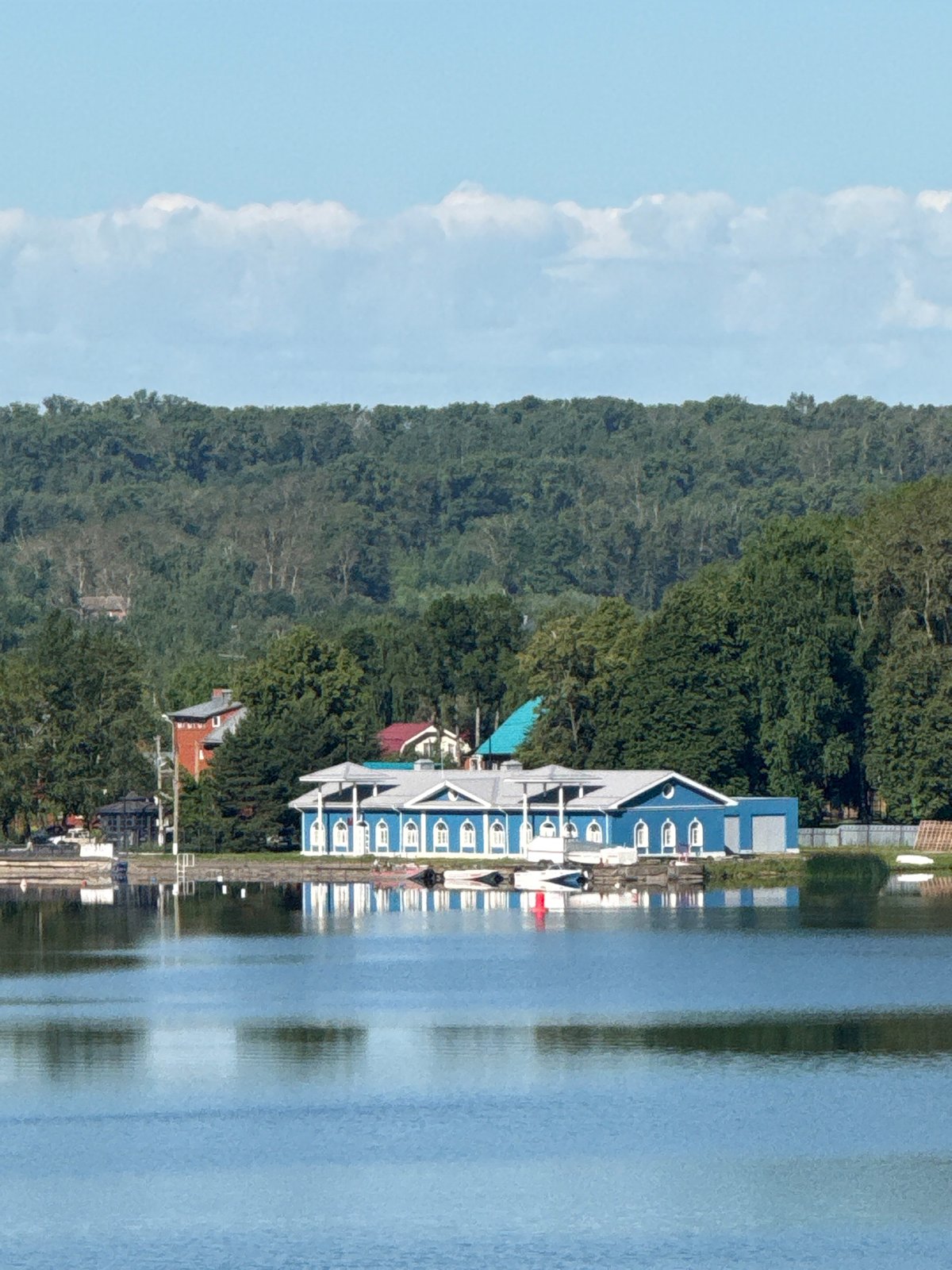 Quiet lakeside residential waterfront on a clear Votkinsk morning