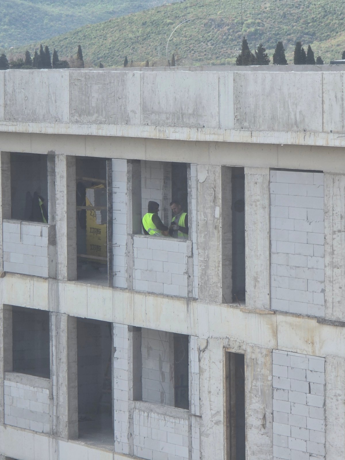 Construction workers spotted in building frame in Podgorica