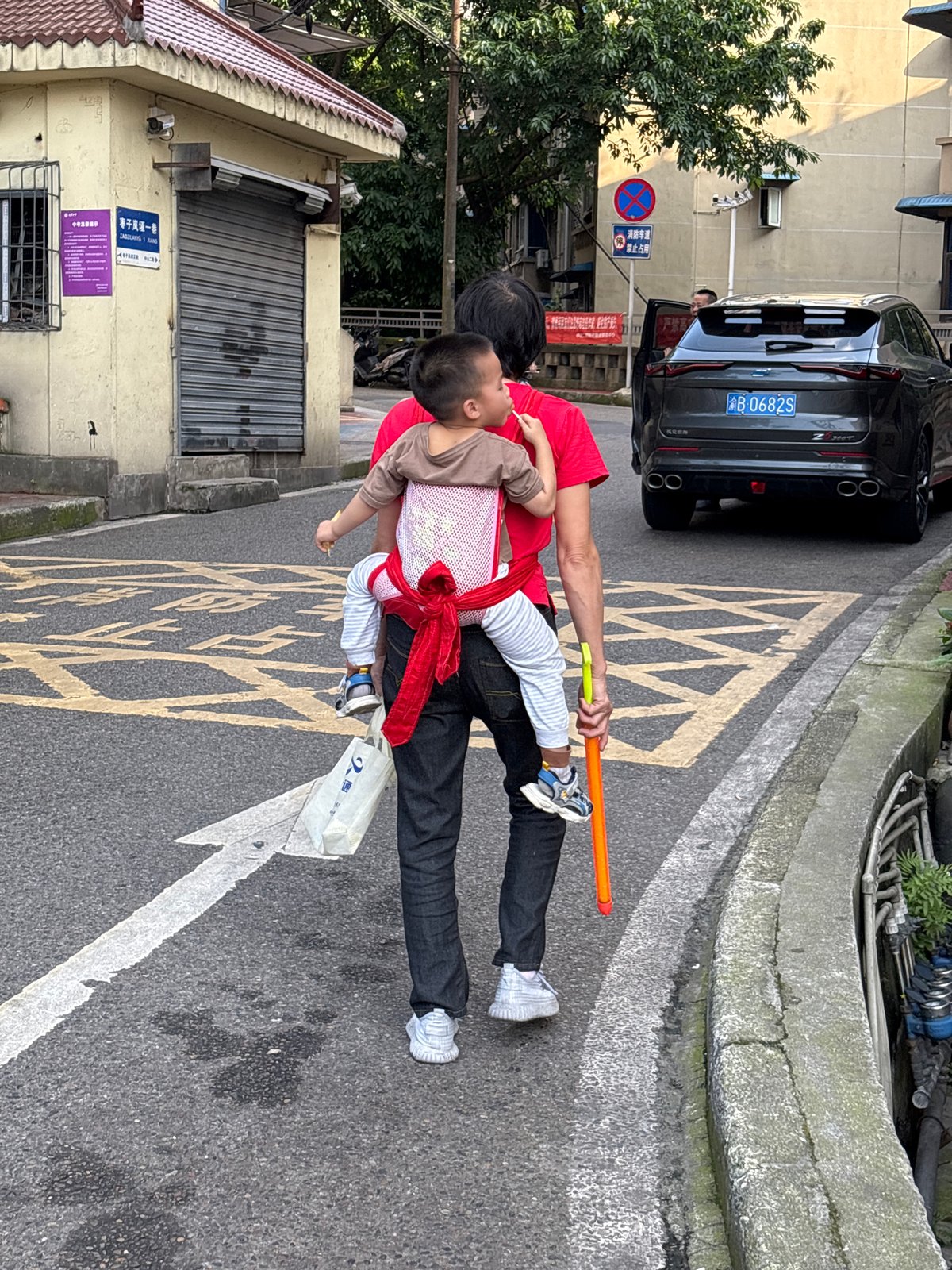Everyday street life in Yuzhong District on a June morning