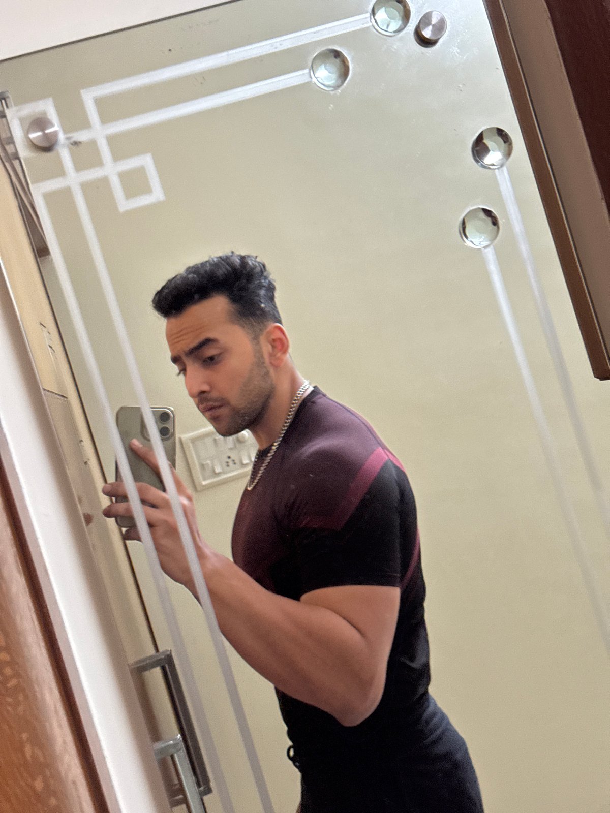 Man Takes Mirror Selfies in Kolkata Residence