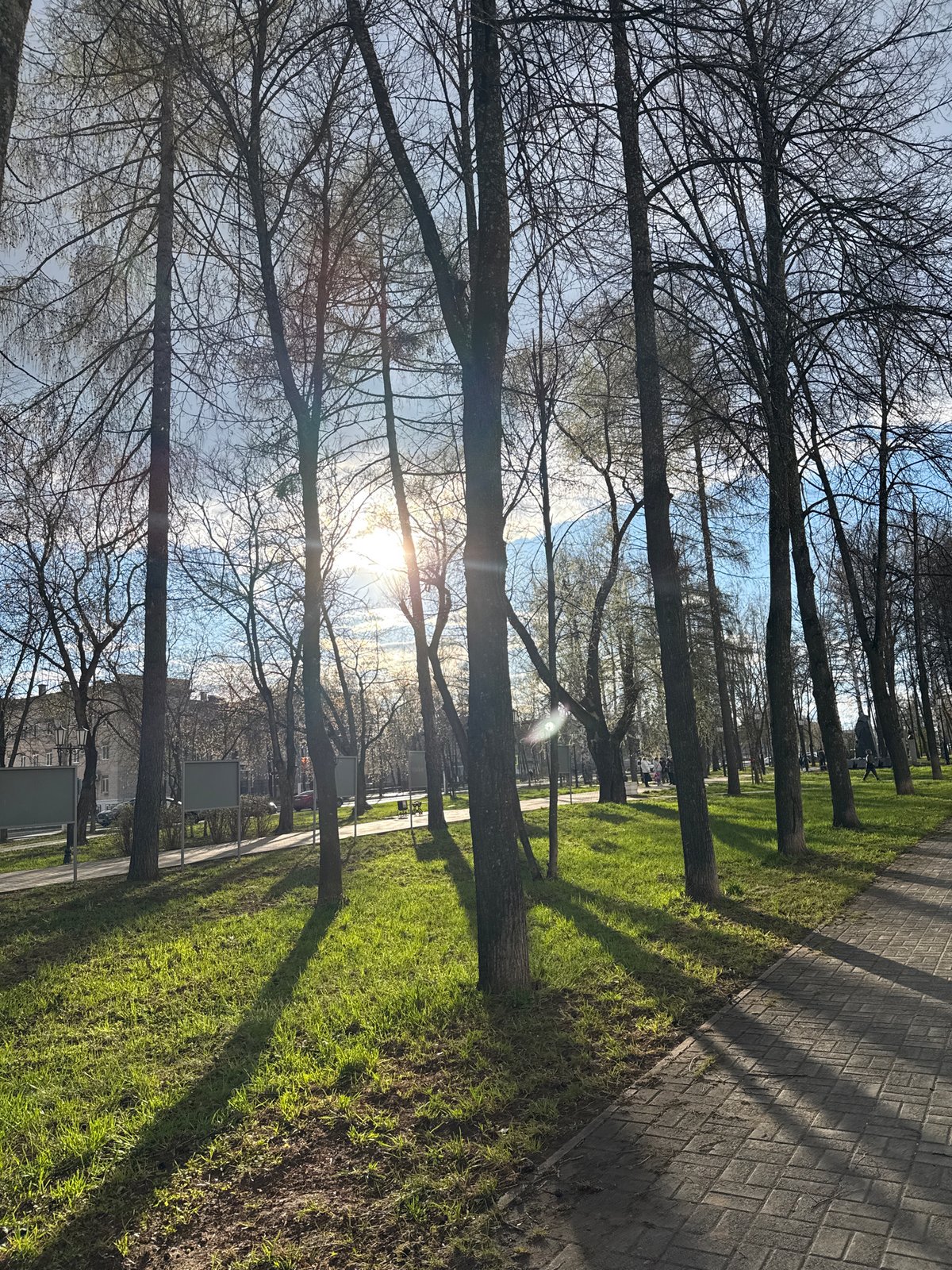 Mother and child enjoy spring afternoon in Chaikovsky park