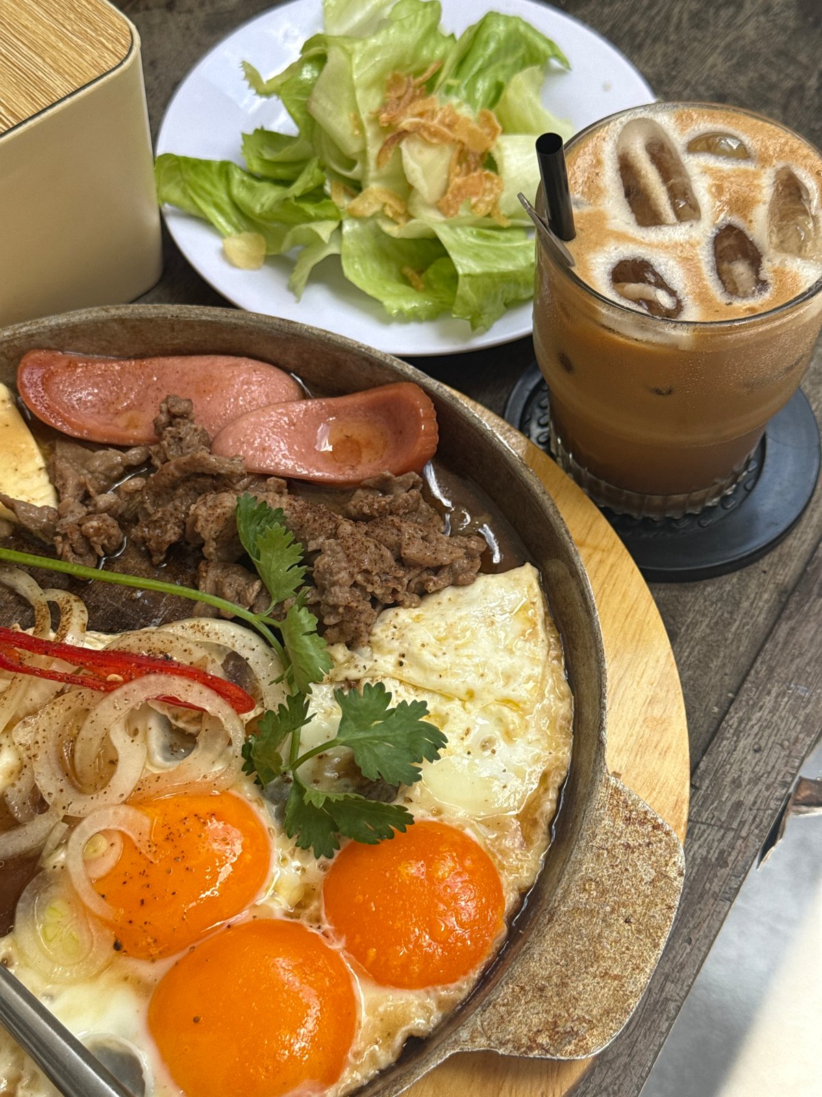 Café food, flowers, and street scenes in Da Lat