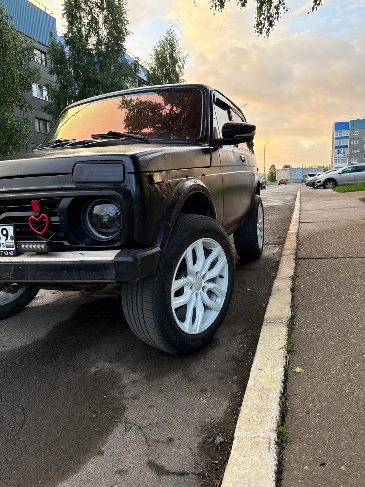 Witness documents flowers, sunset, vehicle in Markovskiy, Russia