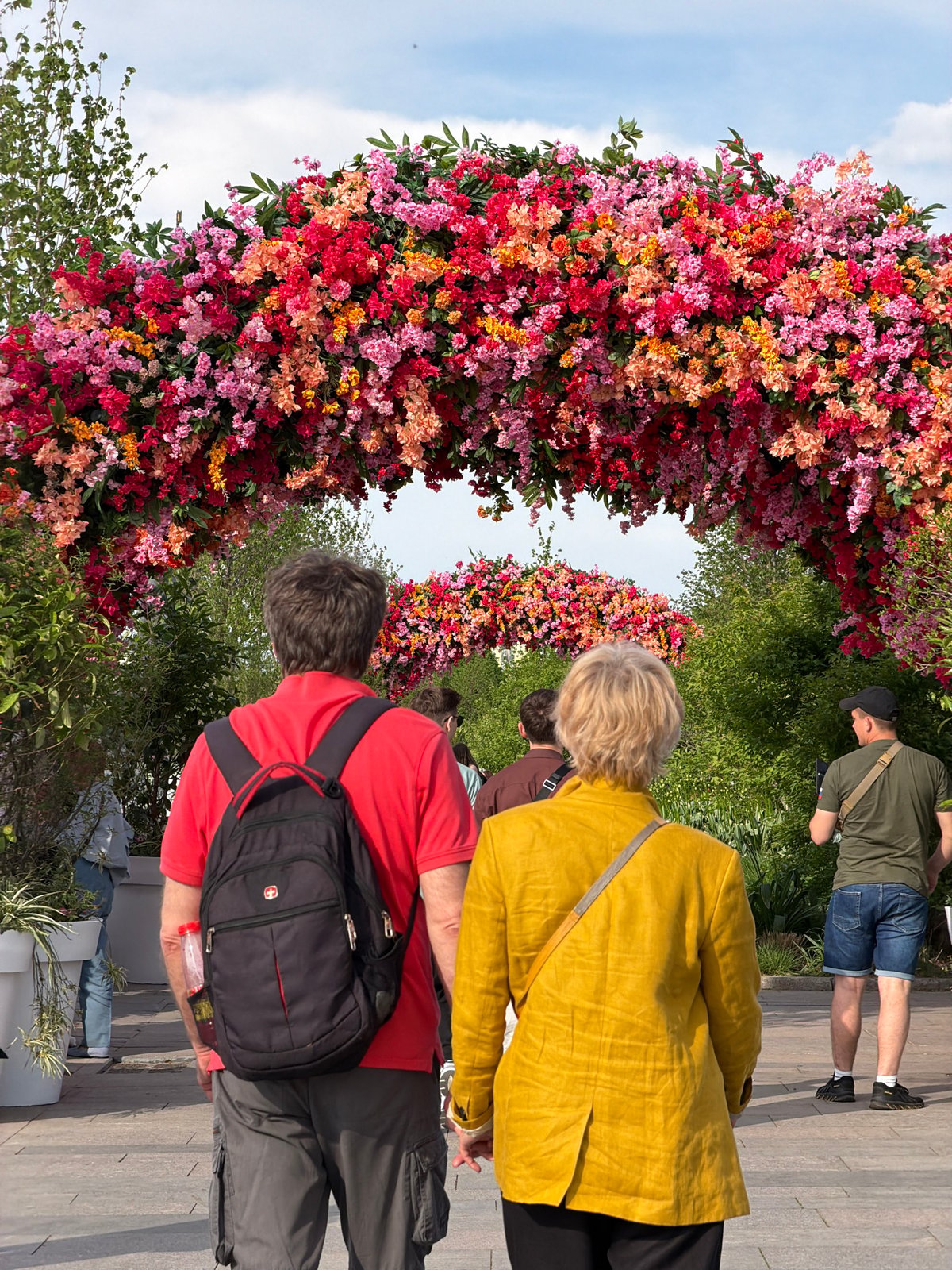 Ordinary afternoon moments captured across Moscow's public spaces