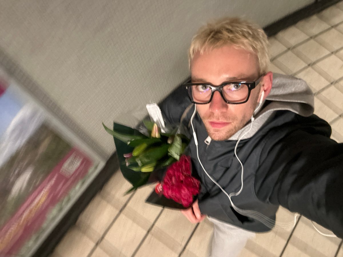 Person with flower bouquet spotted at London Underground station