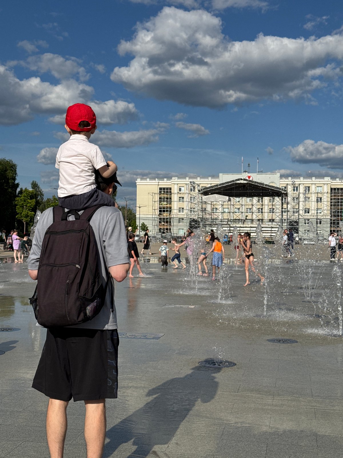 Families enjoy sunny afternoon at Izhevsk's Central Square fountains