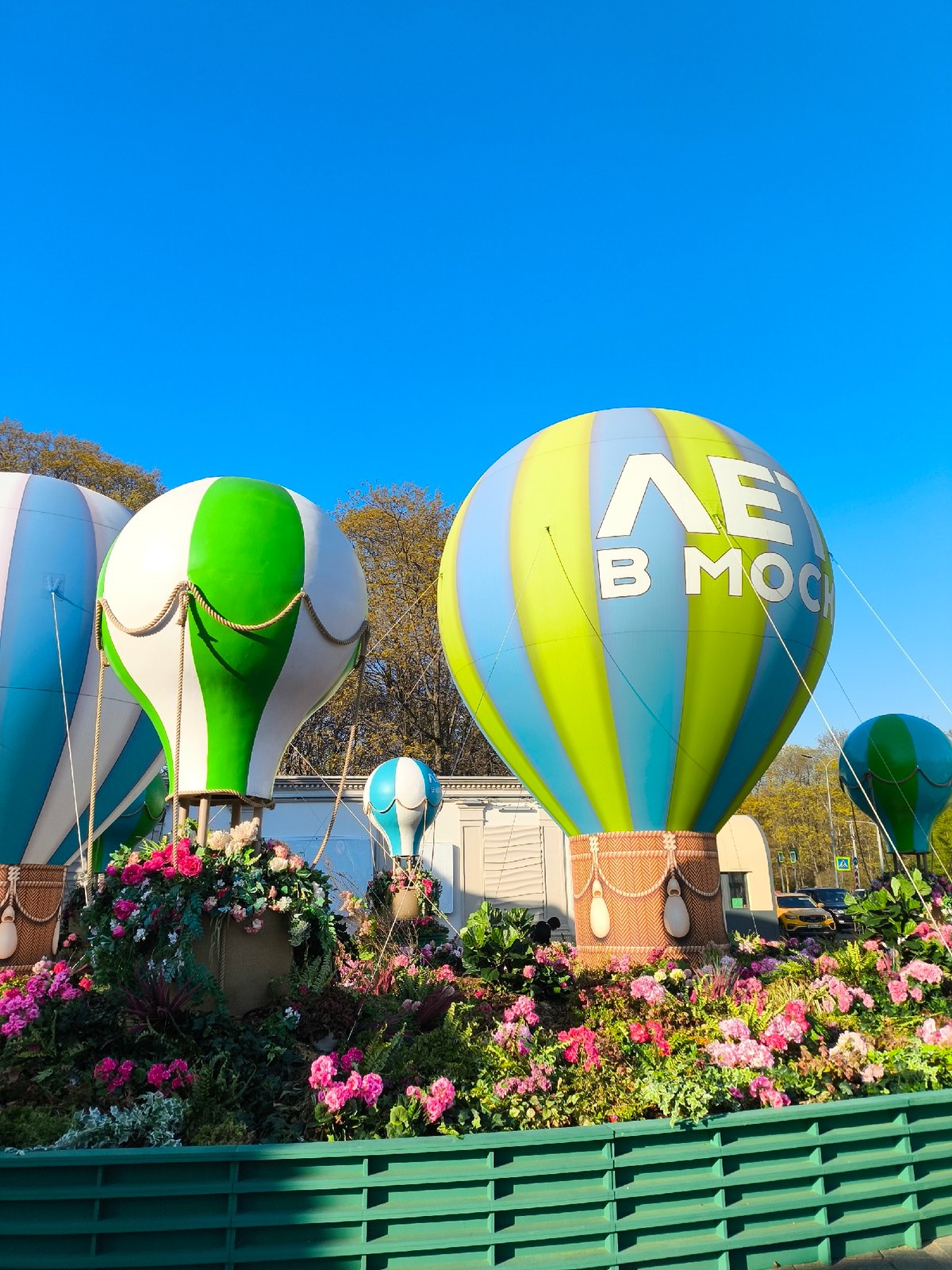 Tourist documents Moscow landmarks and balloon displays during afternoon visit