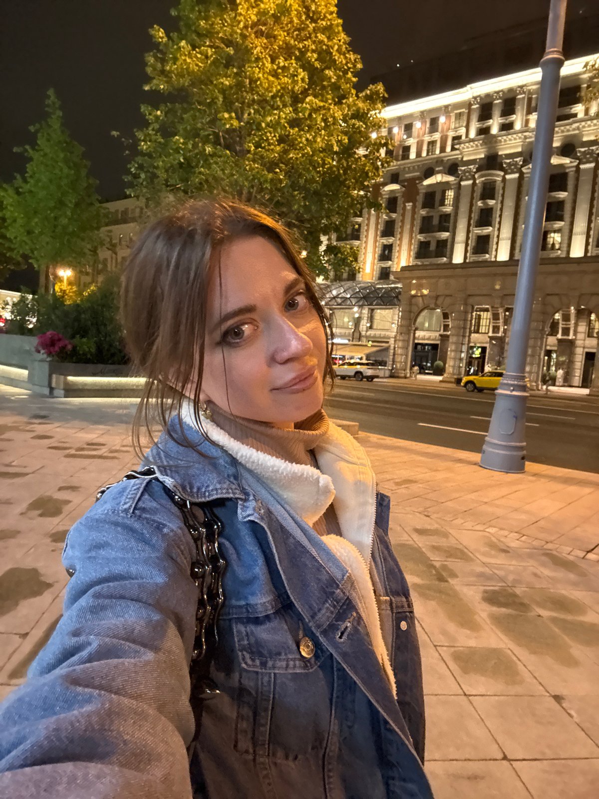 Evening stroll through central Moscow captures landmarks and storefronts