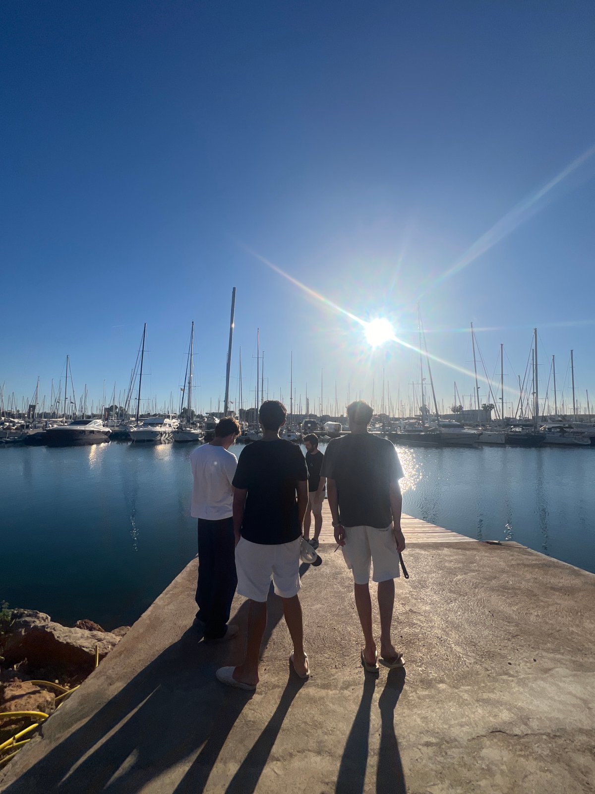 Afternoon social gathering at Valencia marina bar draws crowds