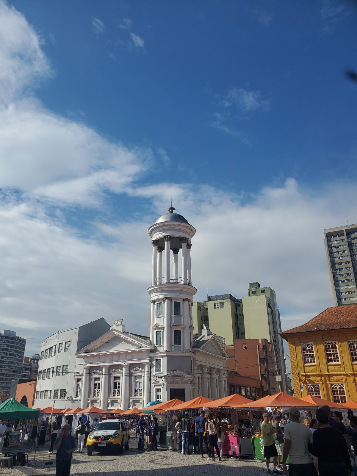 Curitiba street scenes captured: historic building, food, art, toys