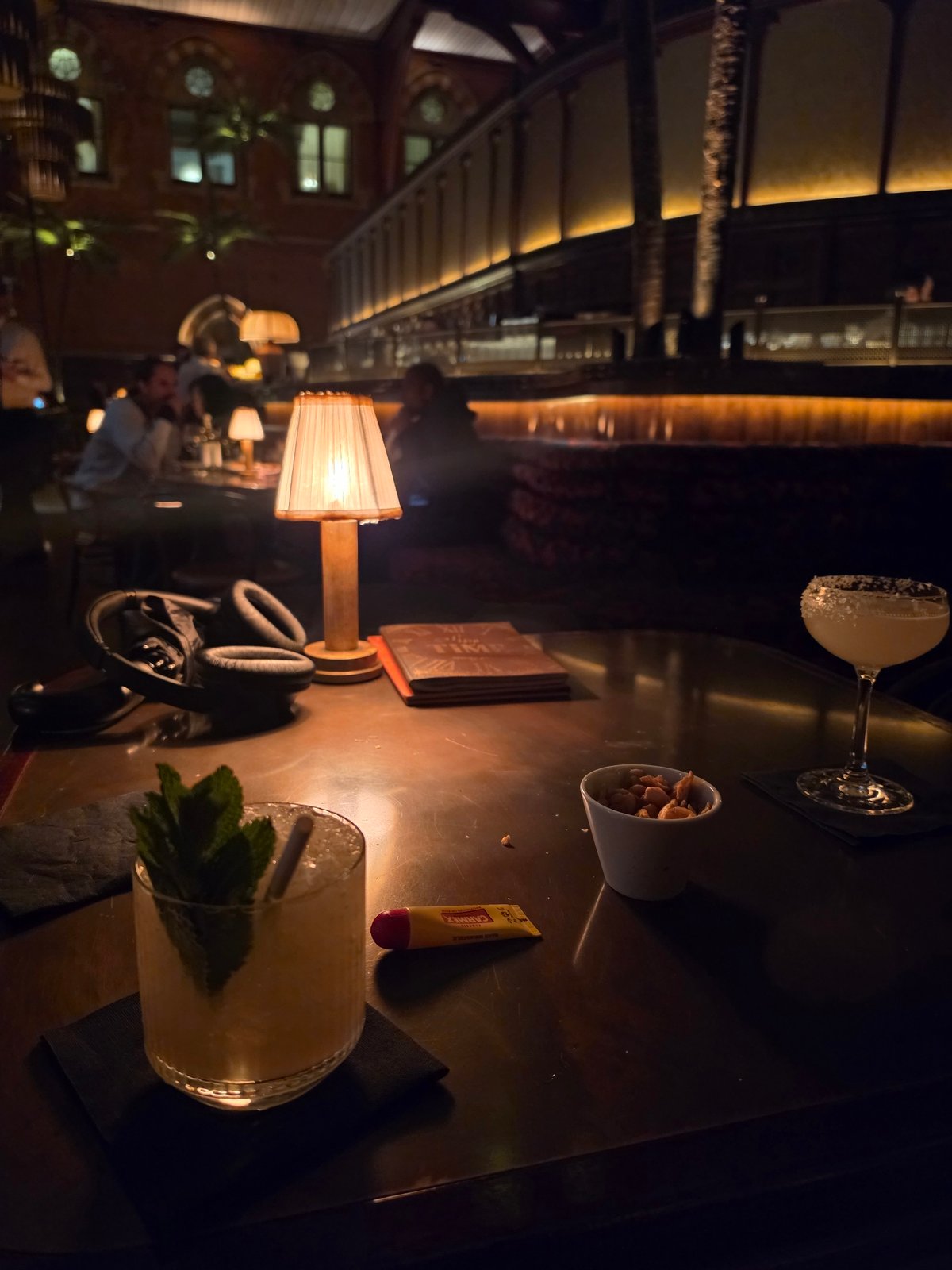 Saxophonist performs at London bar with cocktail service