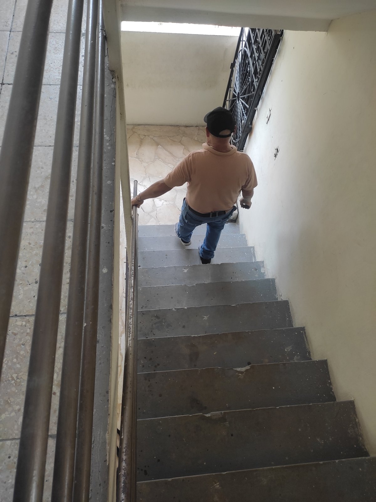 Street scenes captured from elevated views in Guayaquil