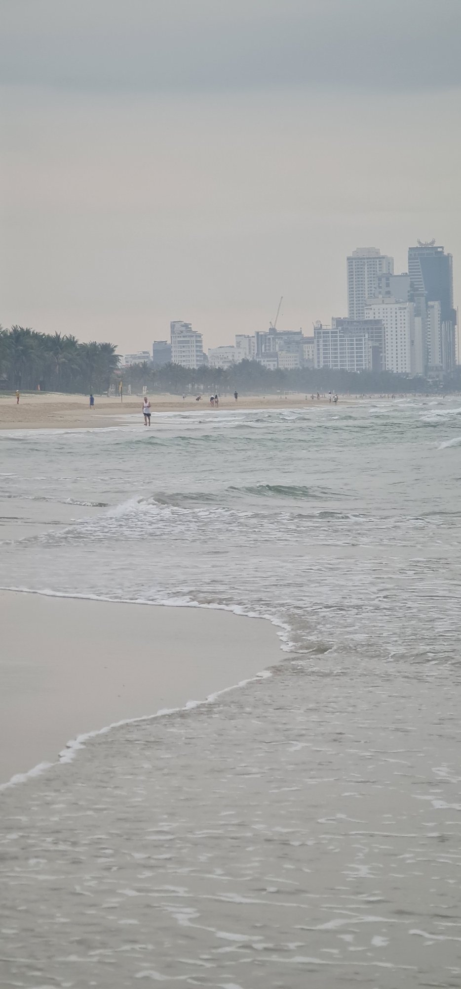 Overcast evening beach scene documented in Đà Nẵng, Vietnam