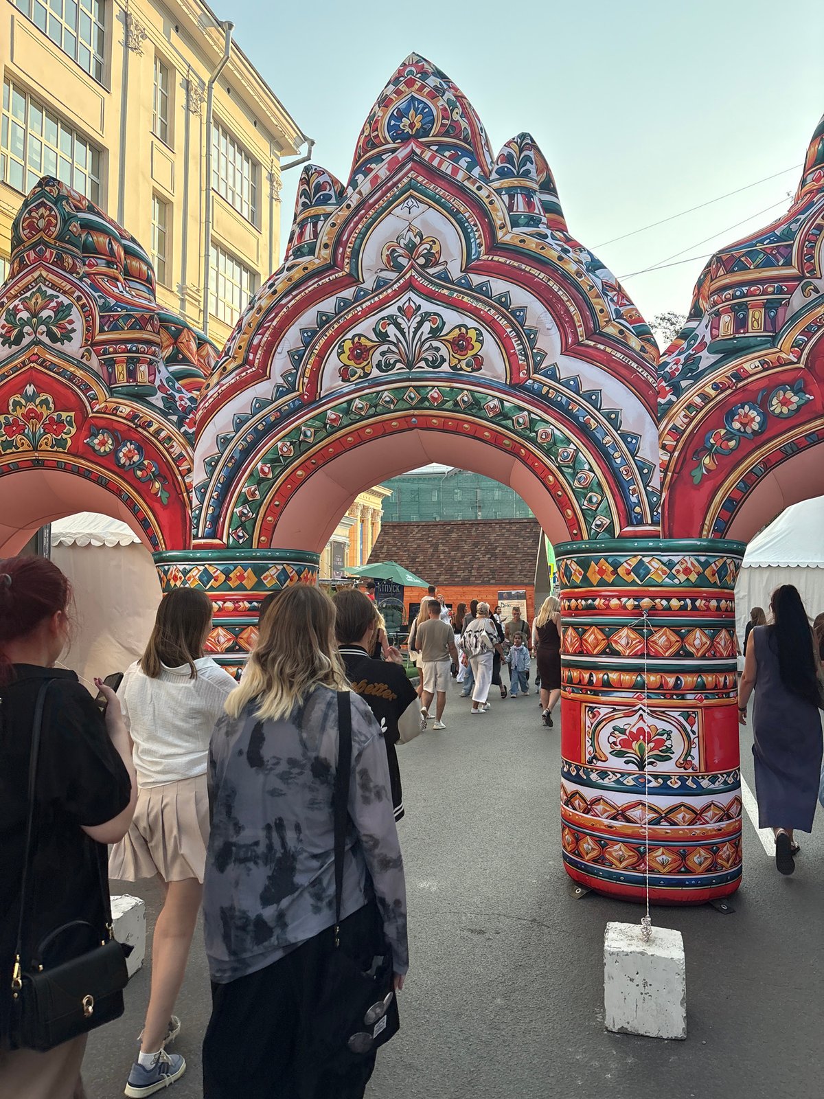 City Day festival brings crowds, street art, and horse-drawn carriages