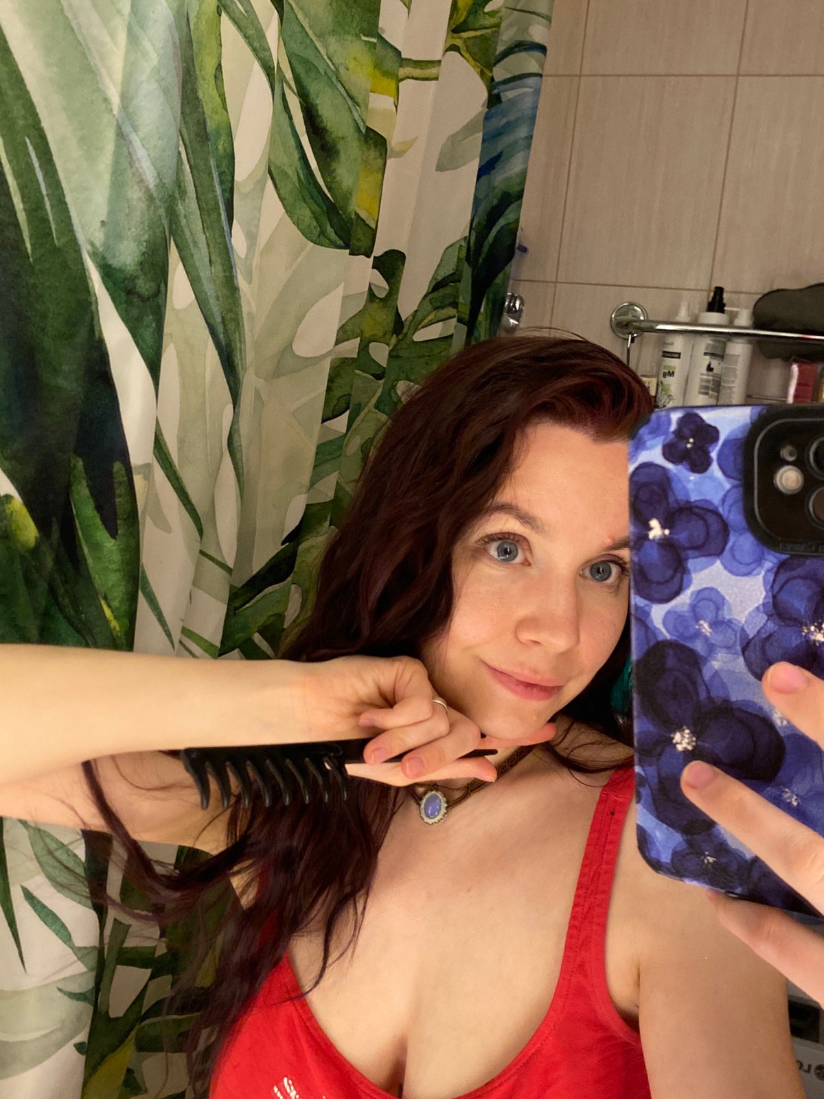 Woman takes bathroom selfies in Chaikovsky, Russia