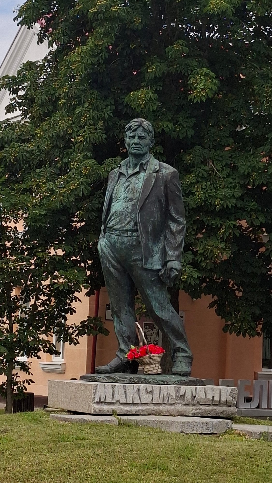 Street-level tour through Myadzyel, Belarus — monuments, parks, and town center