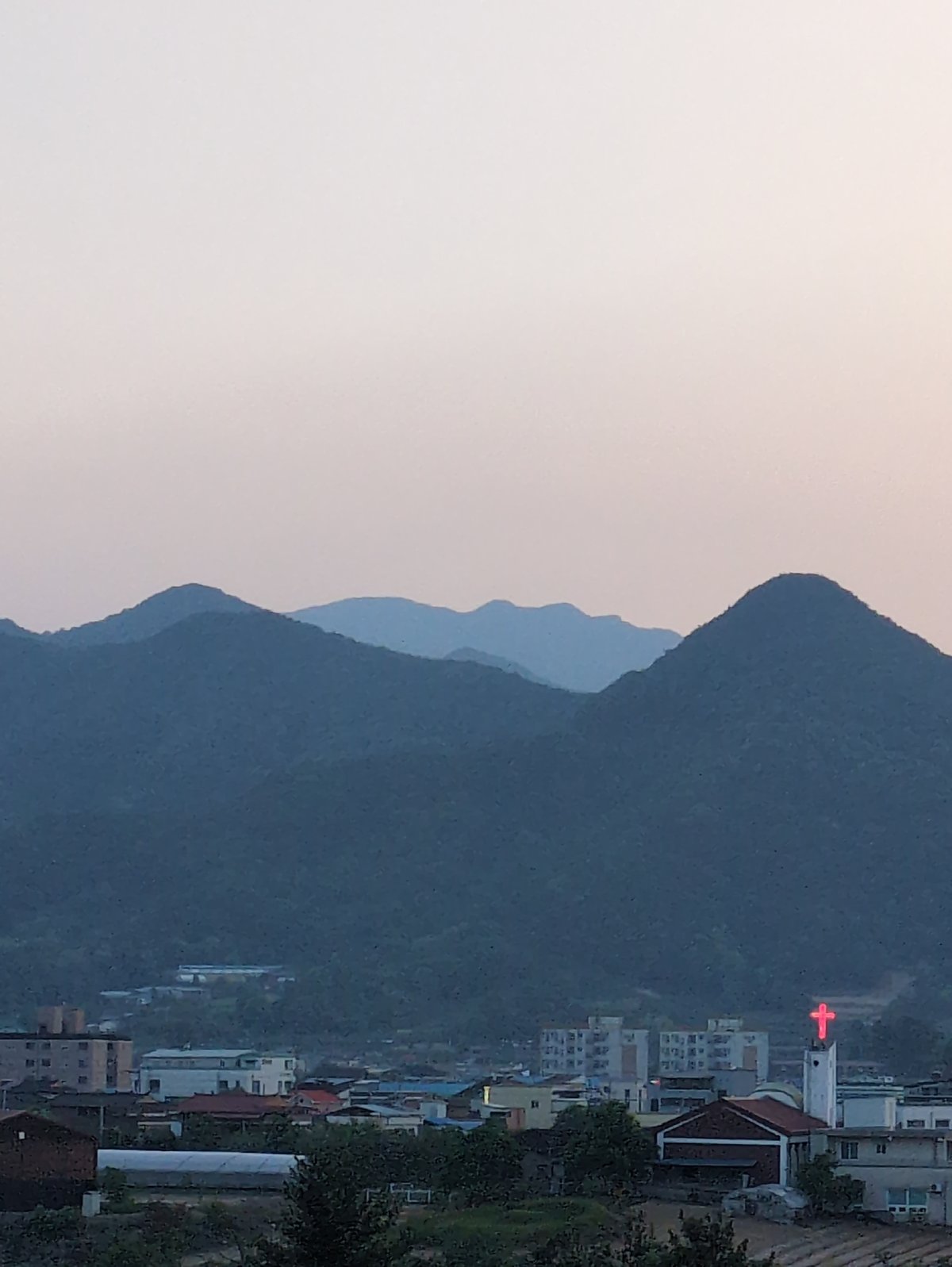 Morning scenes captured in Iwon: cityscape, wildflowers, mountain views