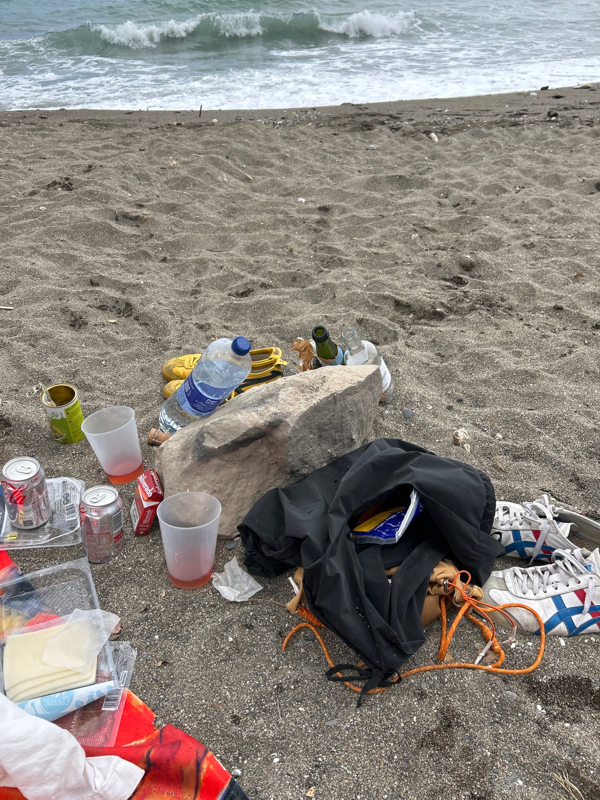Beach litter and portraits documented in Málaga coastal area
