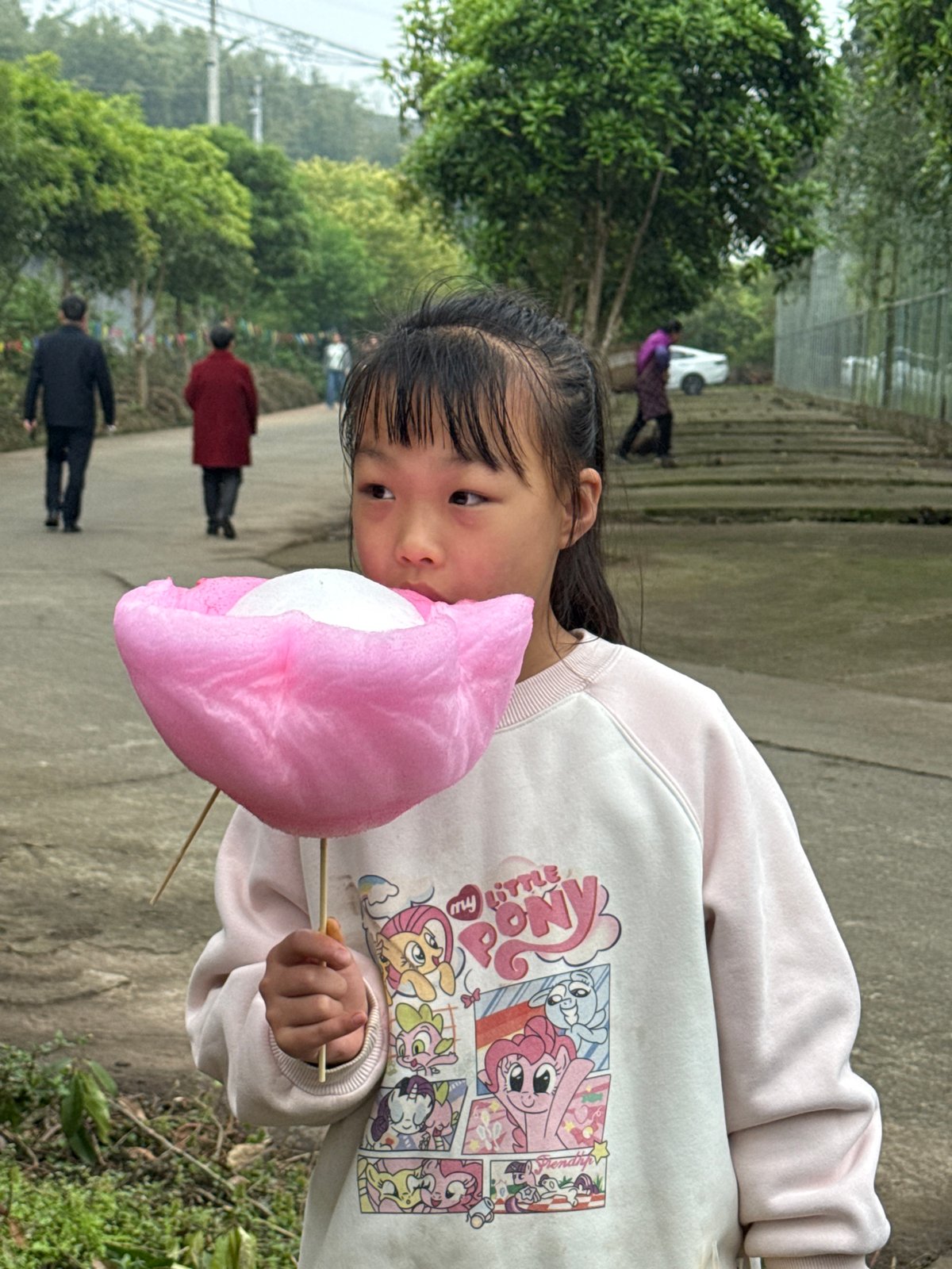 Spring morning leisure activities captured across Chinese parks