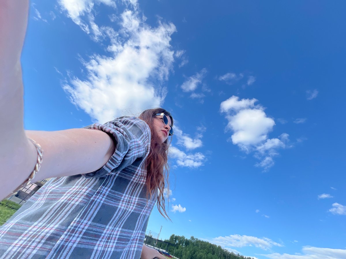 Woman documents afternoon in Noviy, Russia through selfie series
