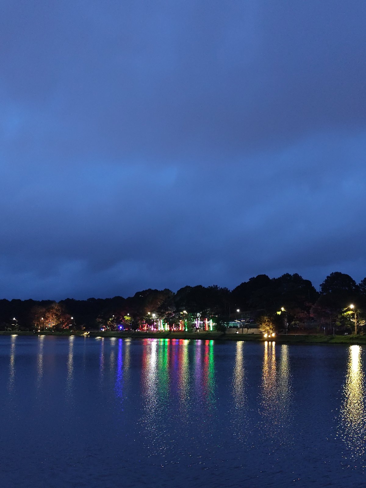 Evening fishing and gathering at Xuan Huong Lake, Da Lat