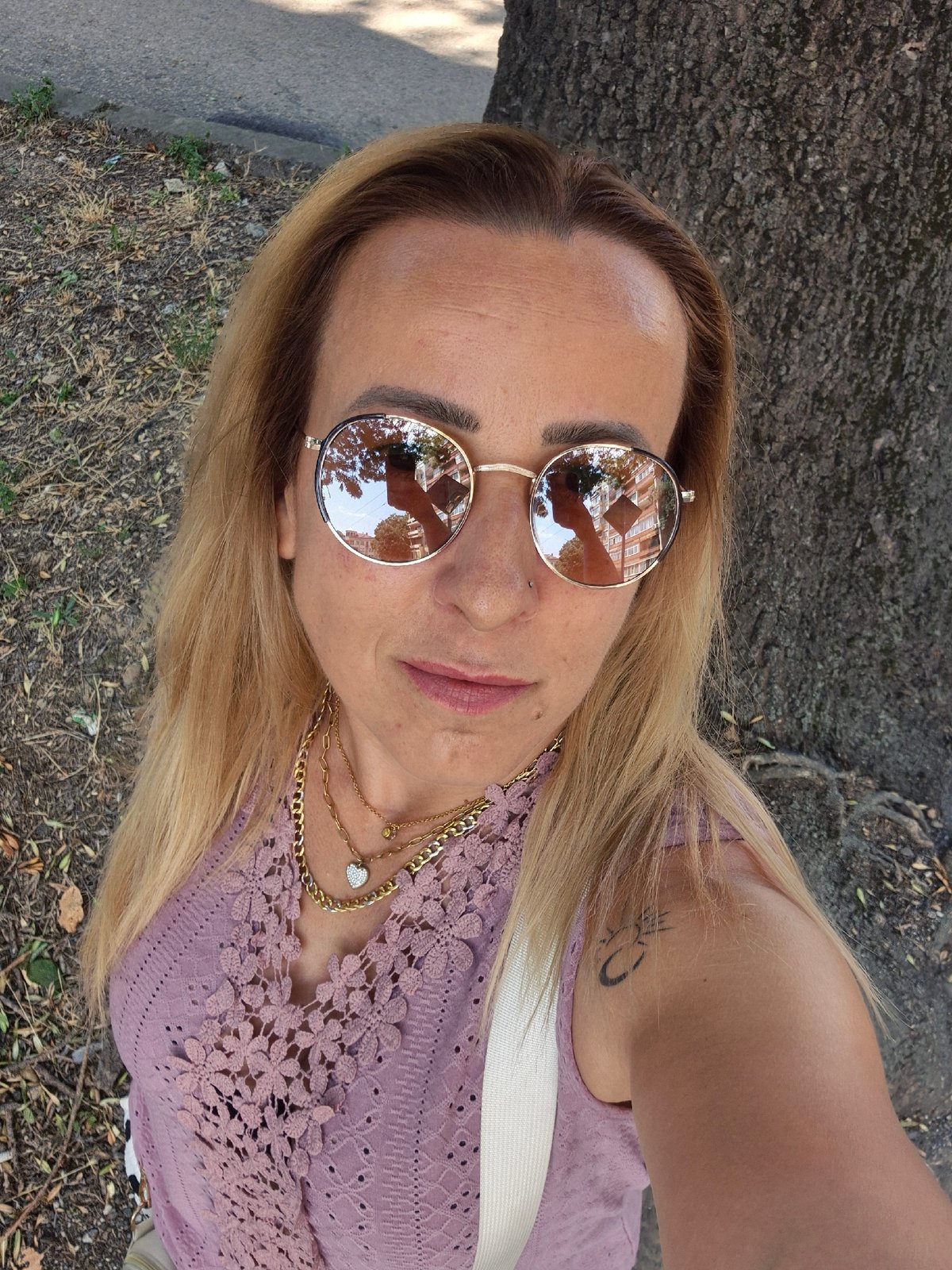 Afternoon city outing with selfies, a swing chair, and street scenes