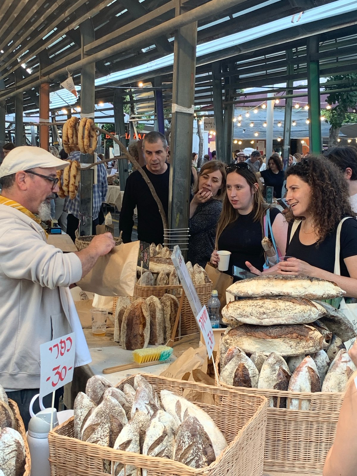 Bustling outdoor market draws crowds in Tel Aviv