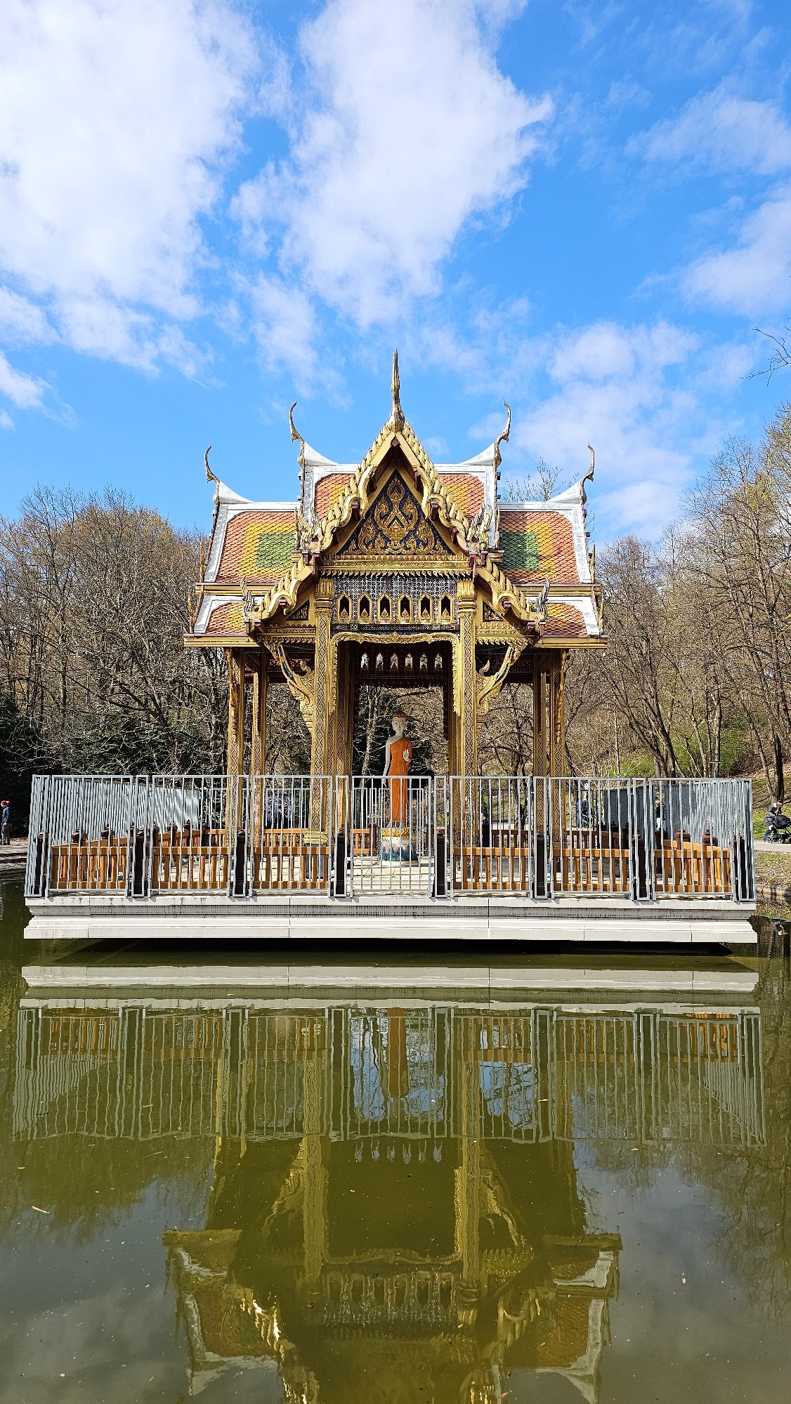 Spring wildlife and cultural sites draw visitors to Munich's Westpark