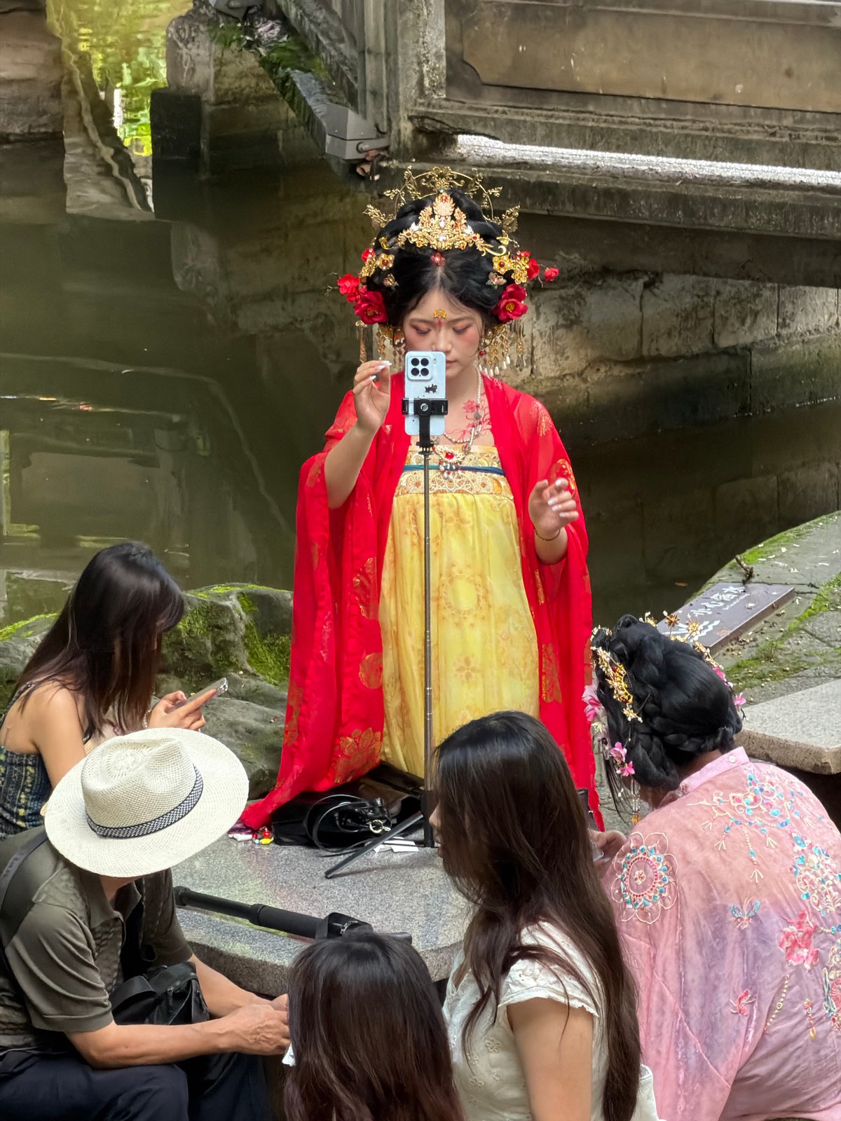Traditional clothing photography and games gathering in Yuzhong parks