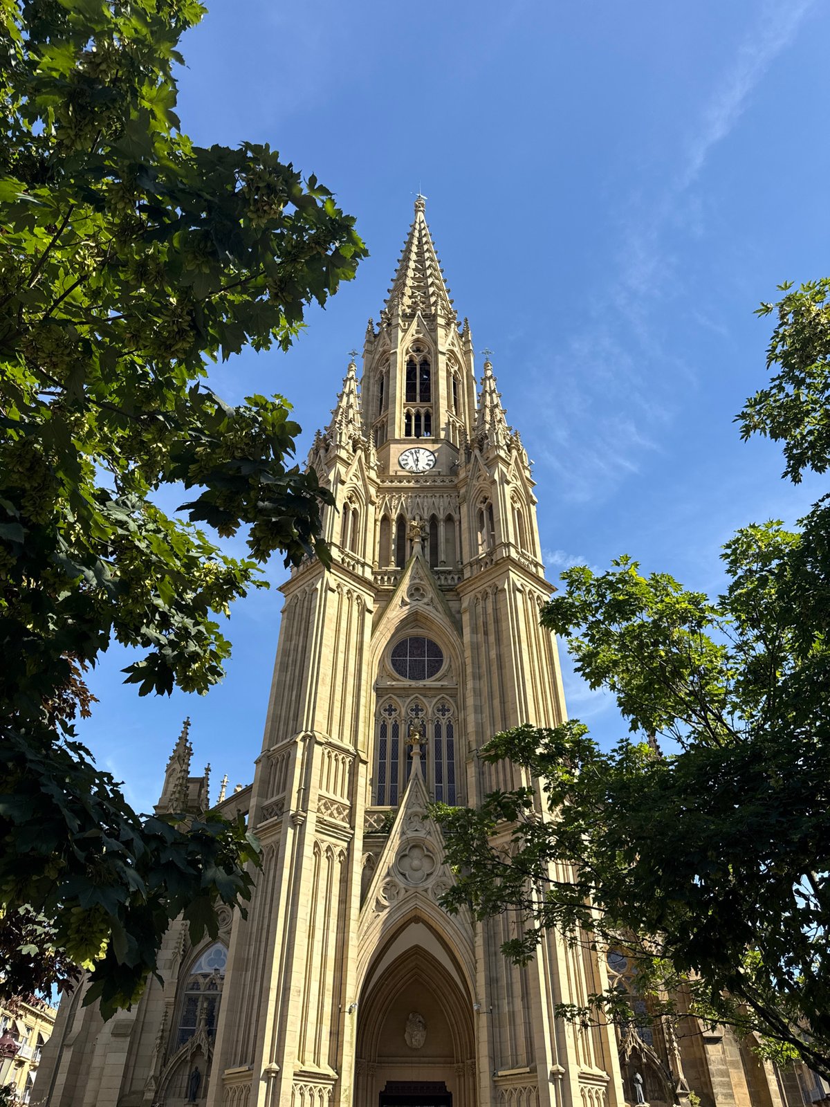 San Sebastián cathedral and beachfront architectural tour