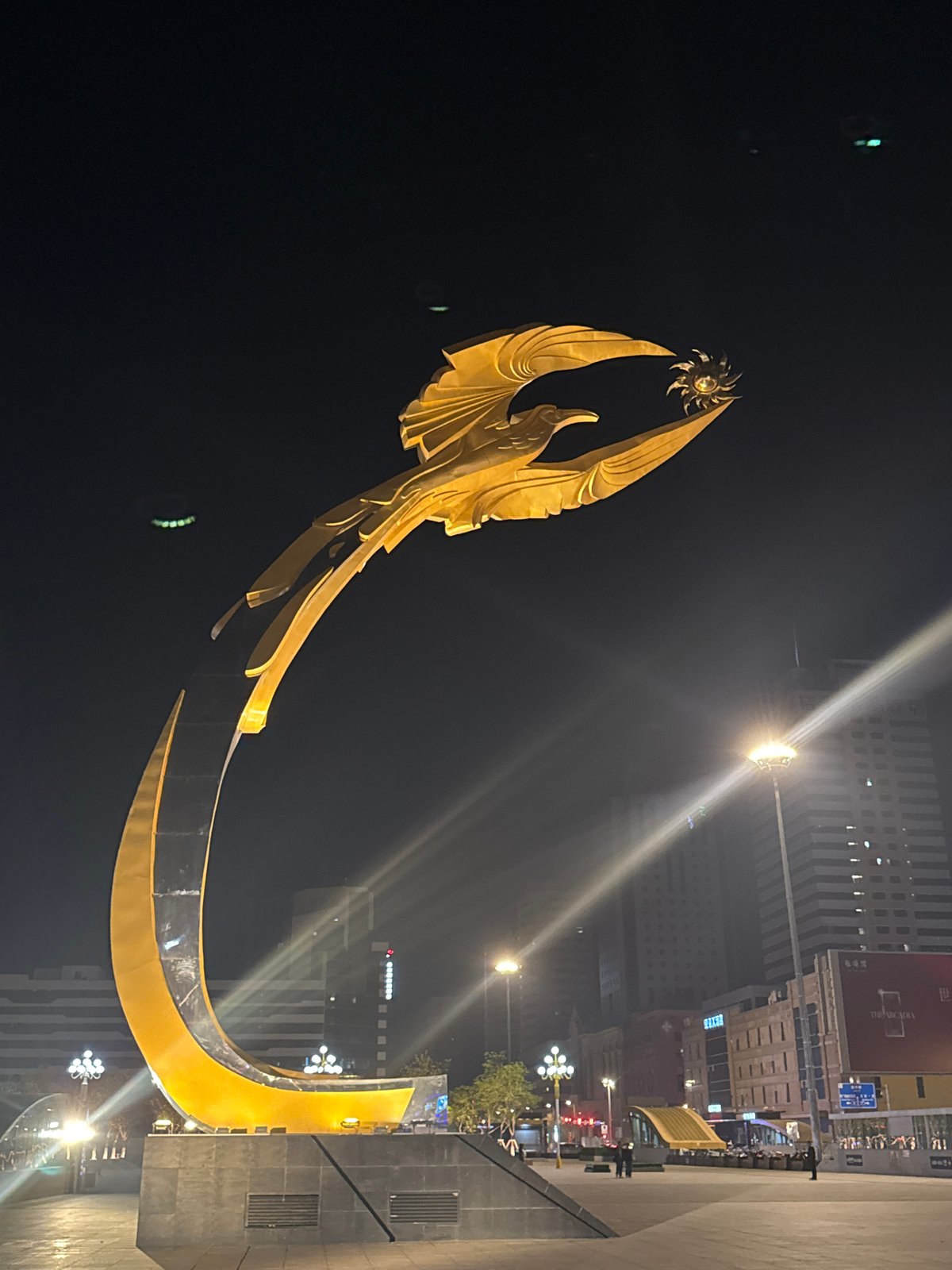 Golden bird sculpture illuminated in Shenyang's Shenhe District nightscape
