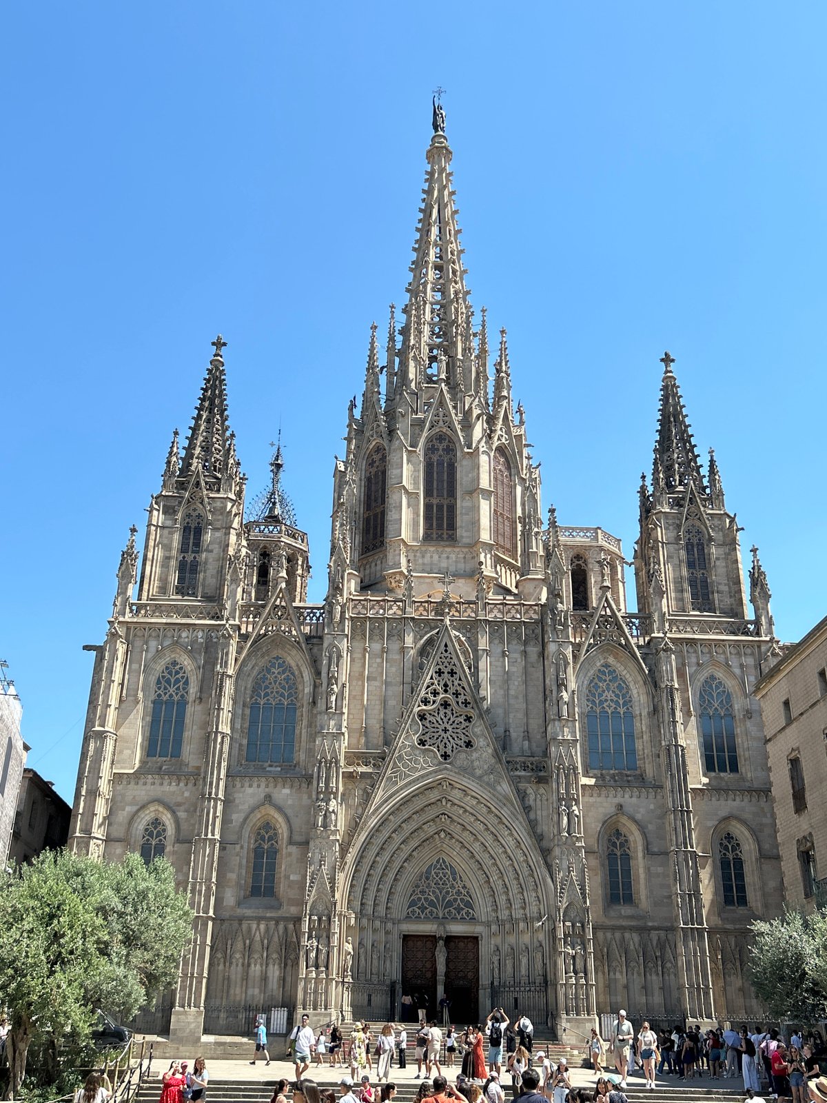 Tourist documents afternoon walk through Barcelona's Gothic Quarter
