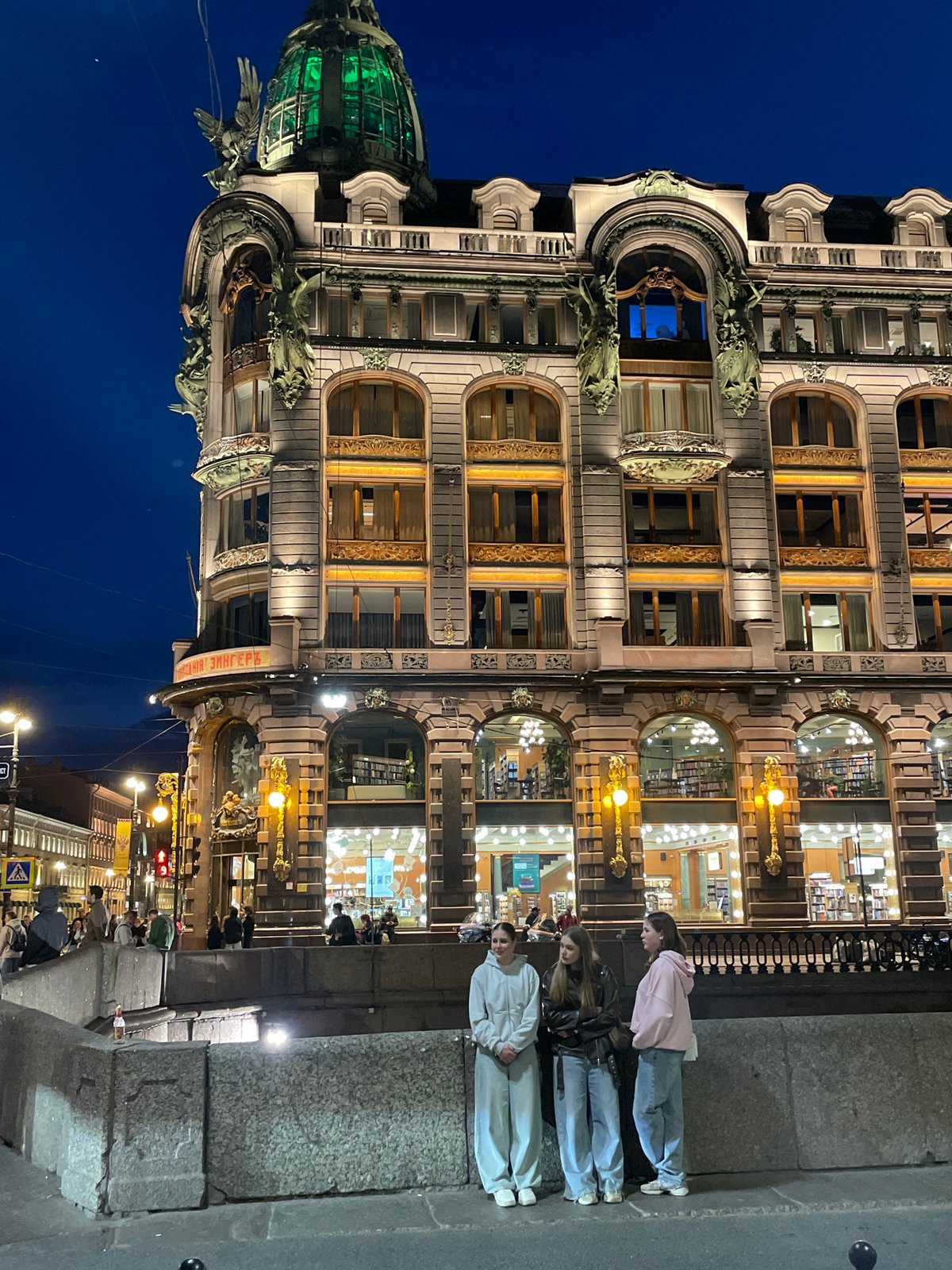Evening tourism scenes documented across Saint Petersburg's historic canals
