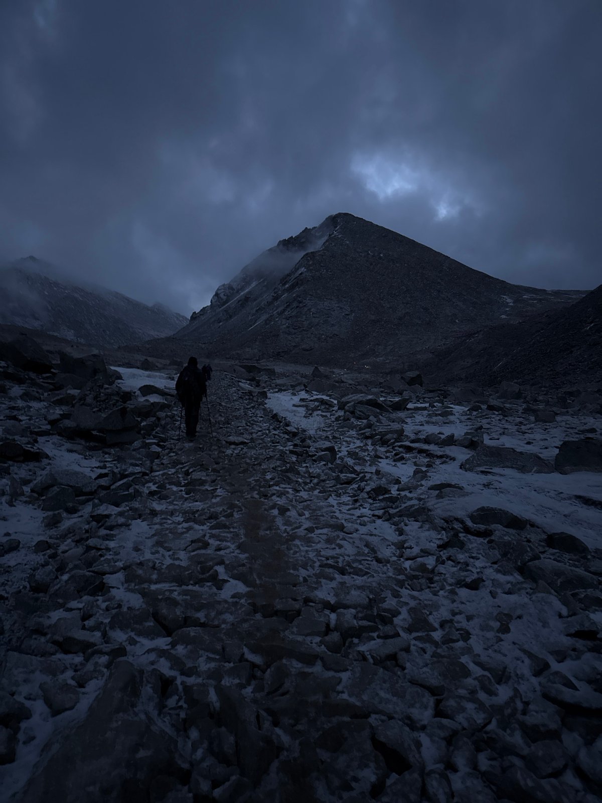 Solo hiker spotted on mountain trail in Parga, China