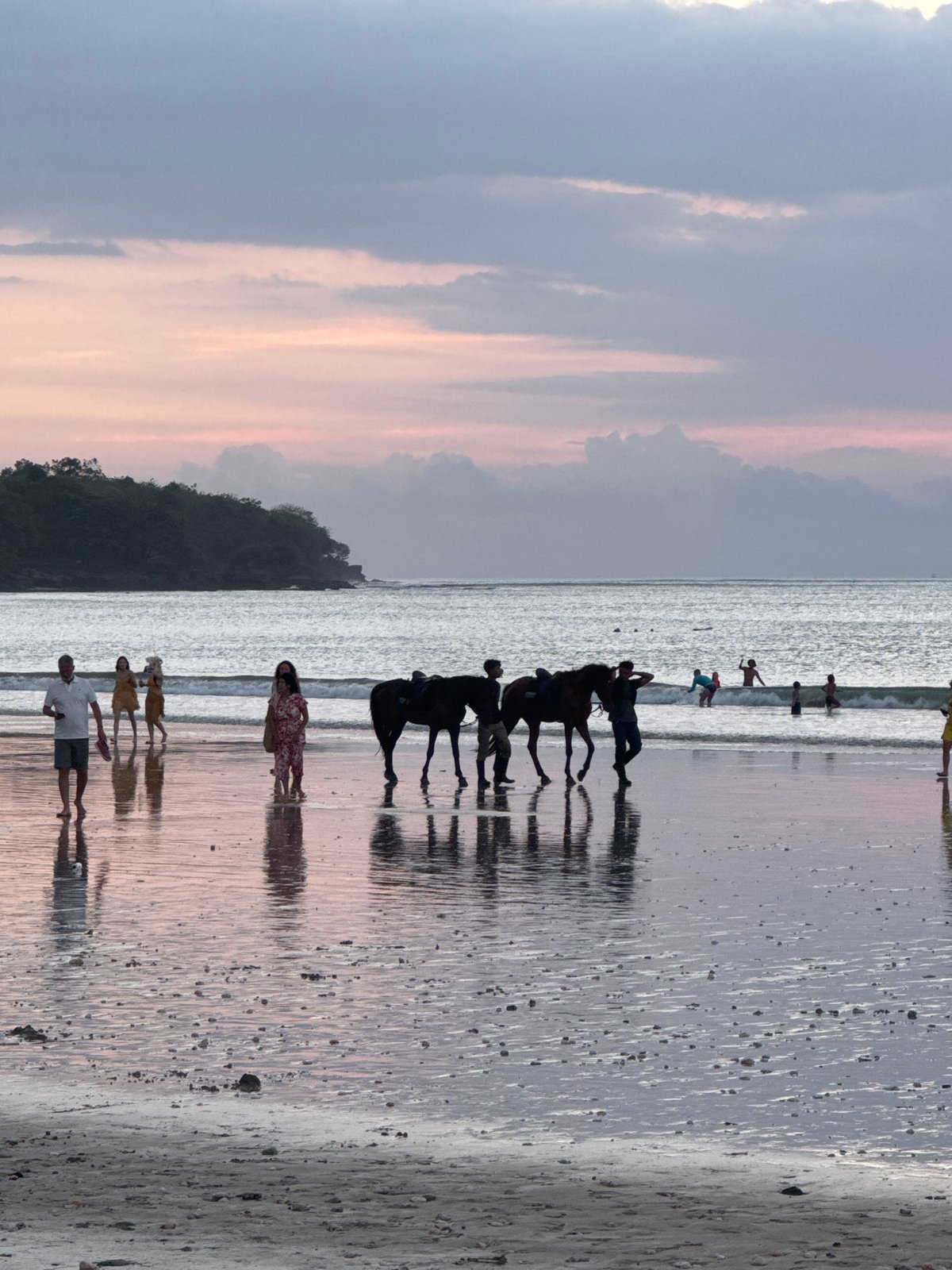 Beachside sunset dining captured in Kuta Selatan, Indonesia