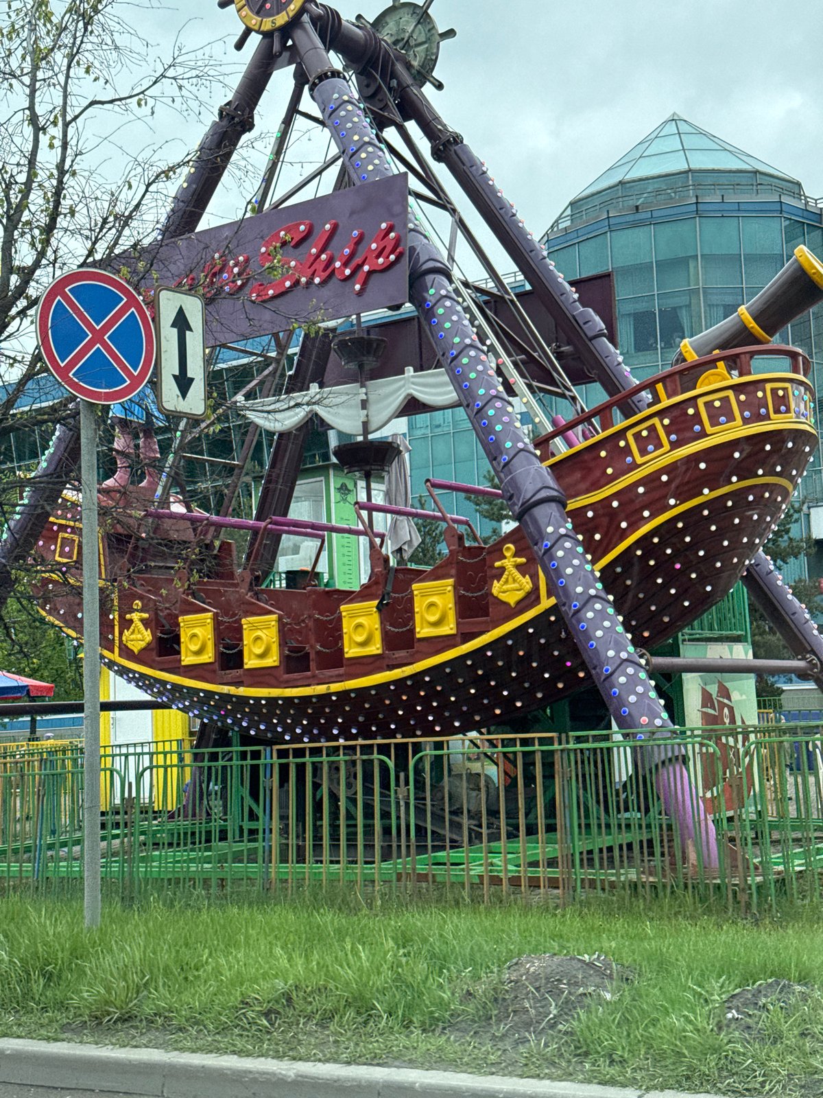 Carnival ride operates amid traffic congestion in Saint Petersburg