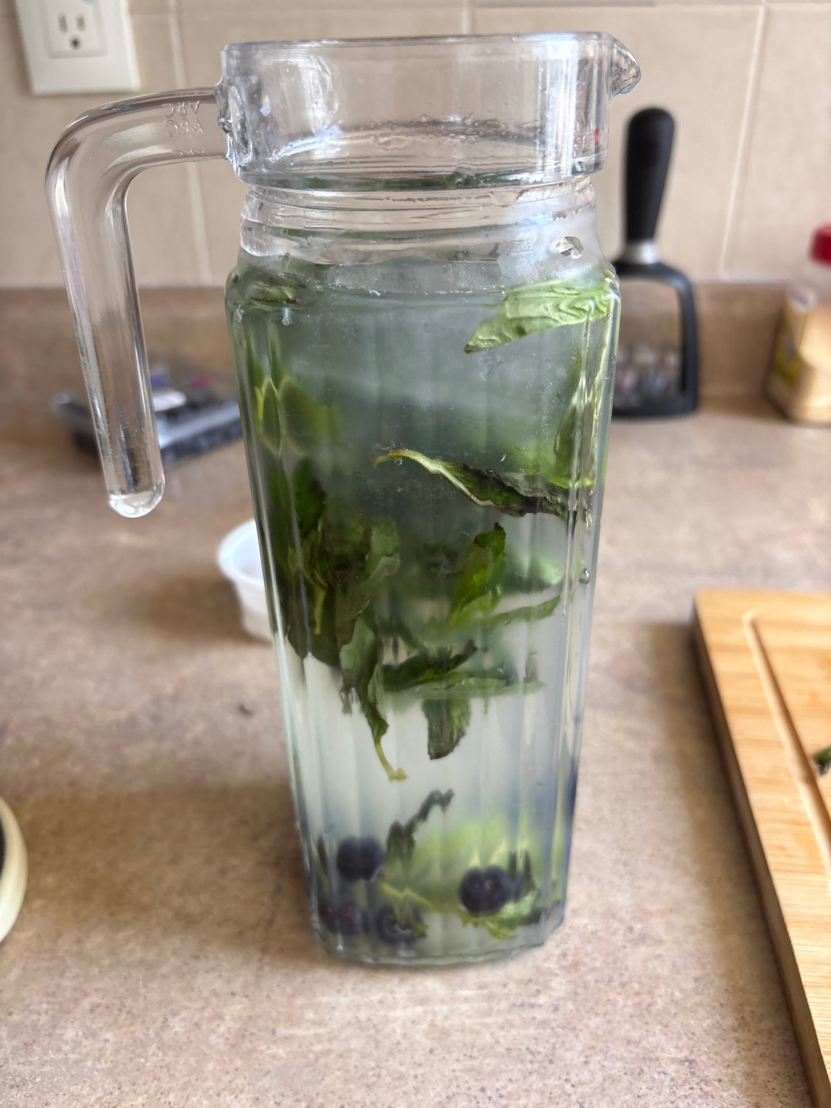 Infused water preparation documented in Huixquilucan kitchen