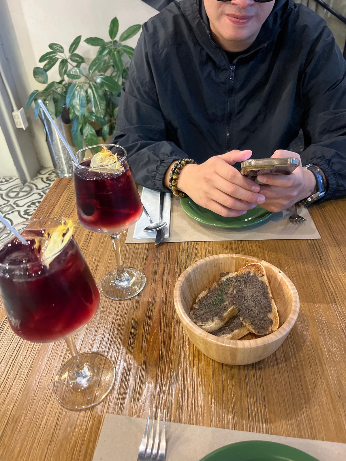 Late-night dining and wine toasting captured at San Andrés Cholula restaurant