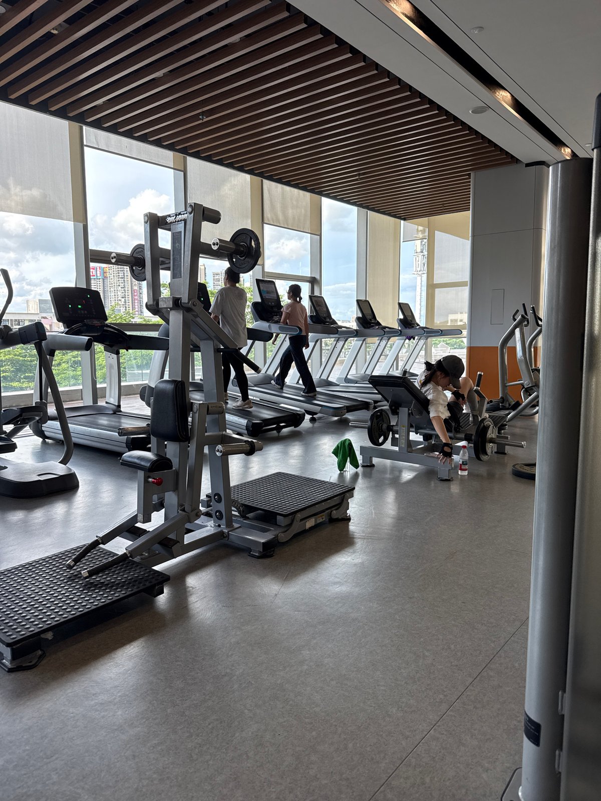 Gym session and neighborhood streets in Huizhou on a Tuesday morning