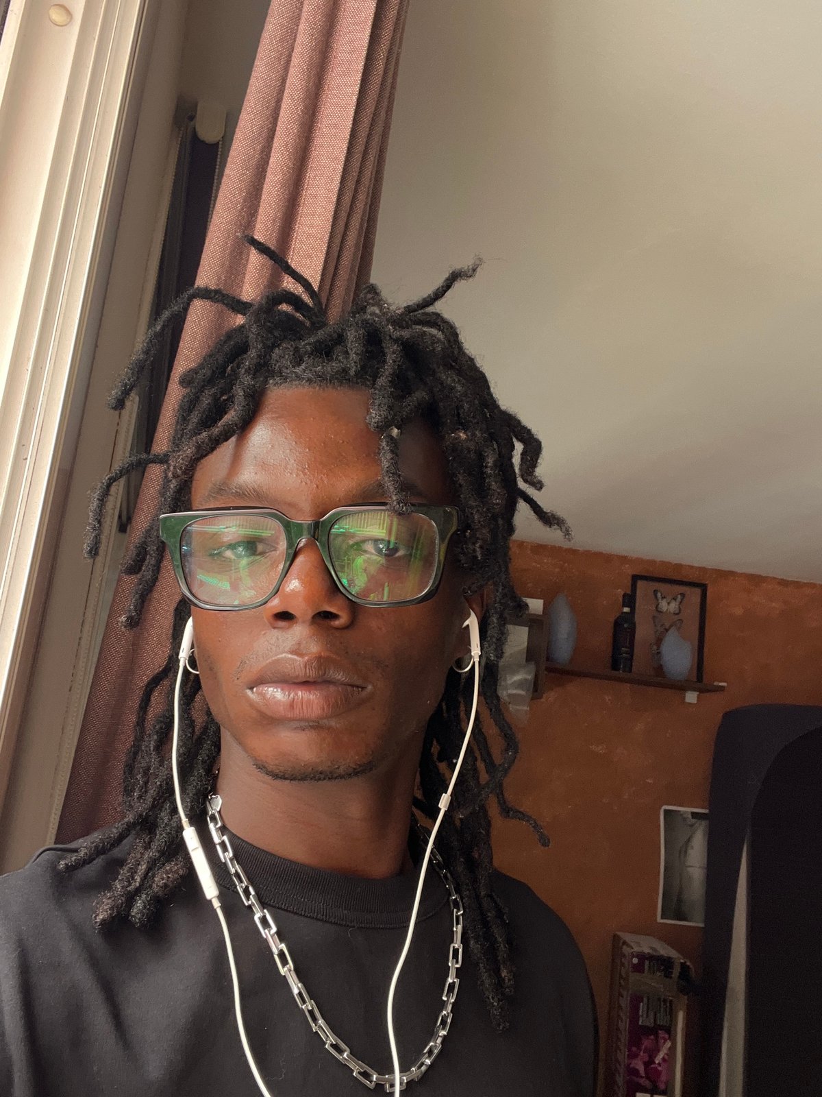 Quick selfie series in Barcelona, casual indoor setting