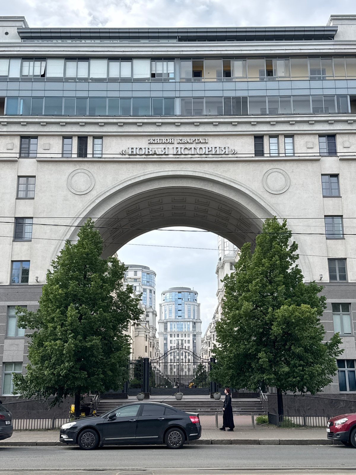 Street-level moments outside Saint Petersburg Mining University