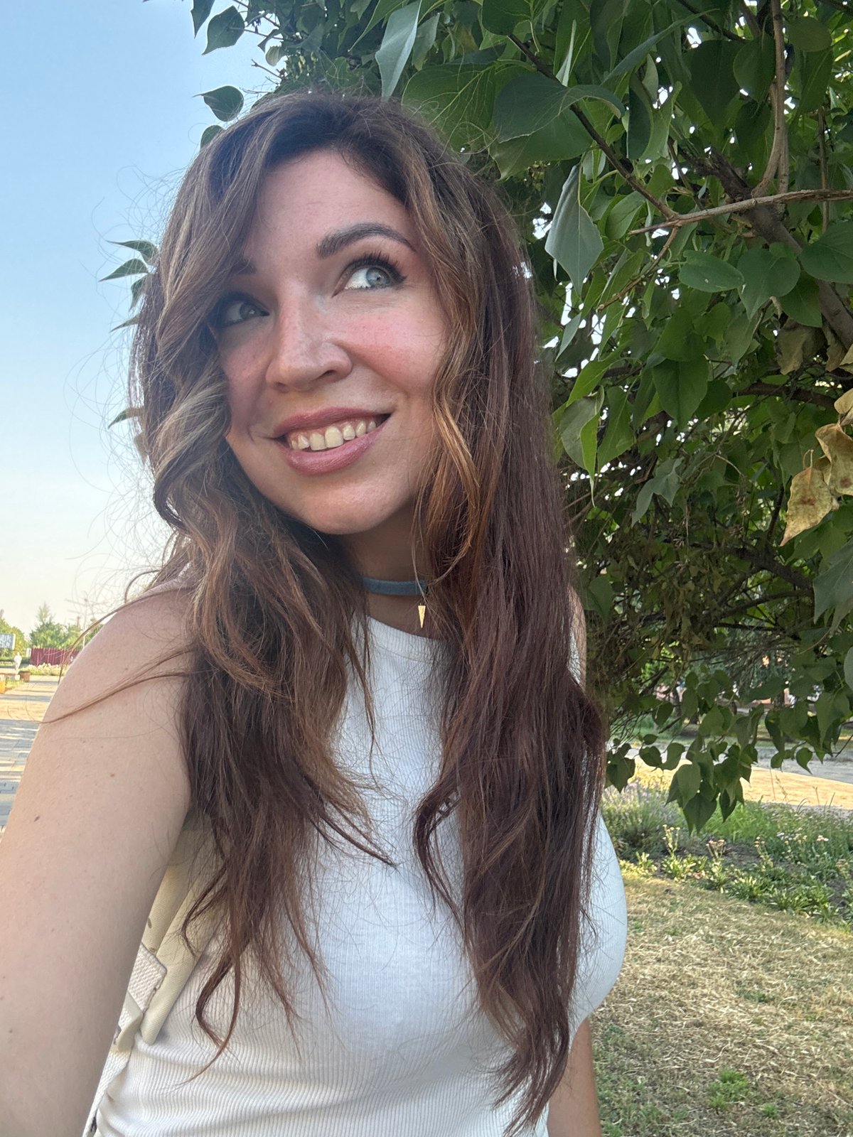 Afternoon stroll through Kryvyi Rih: flowers, facades, and selfies