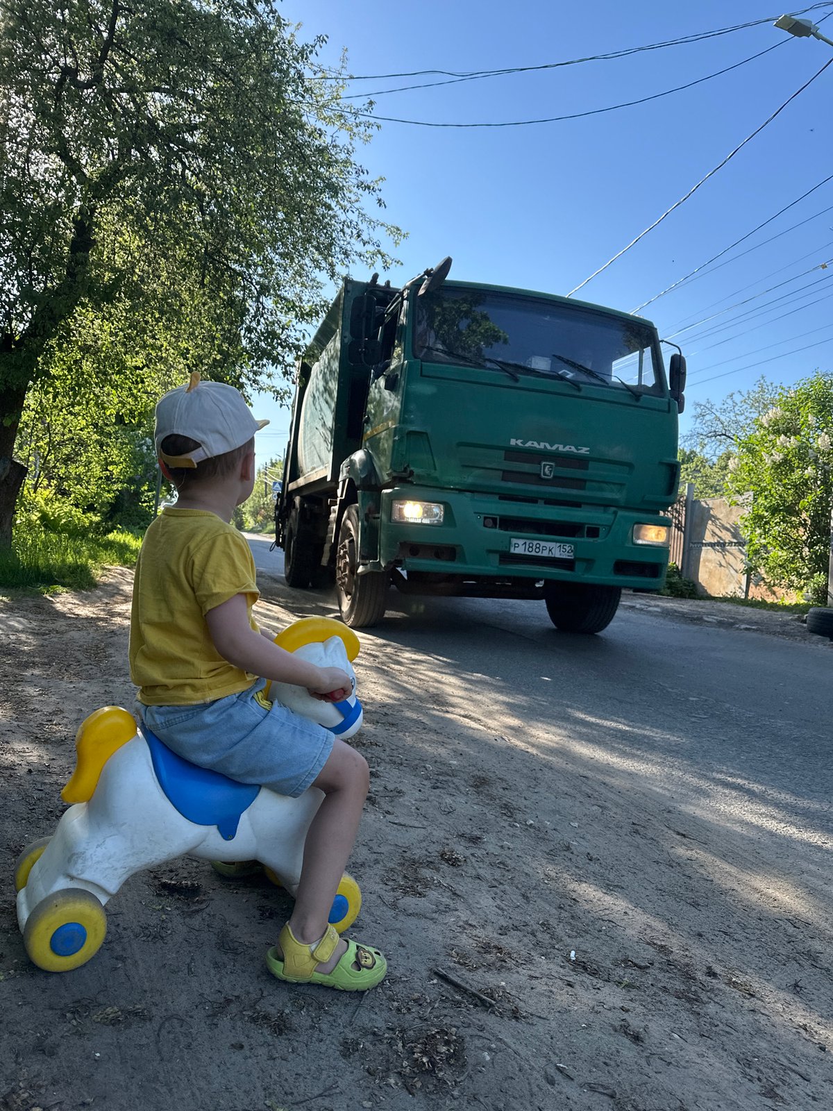 Child rides toy horse on Nizhny Novgorod streets