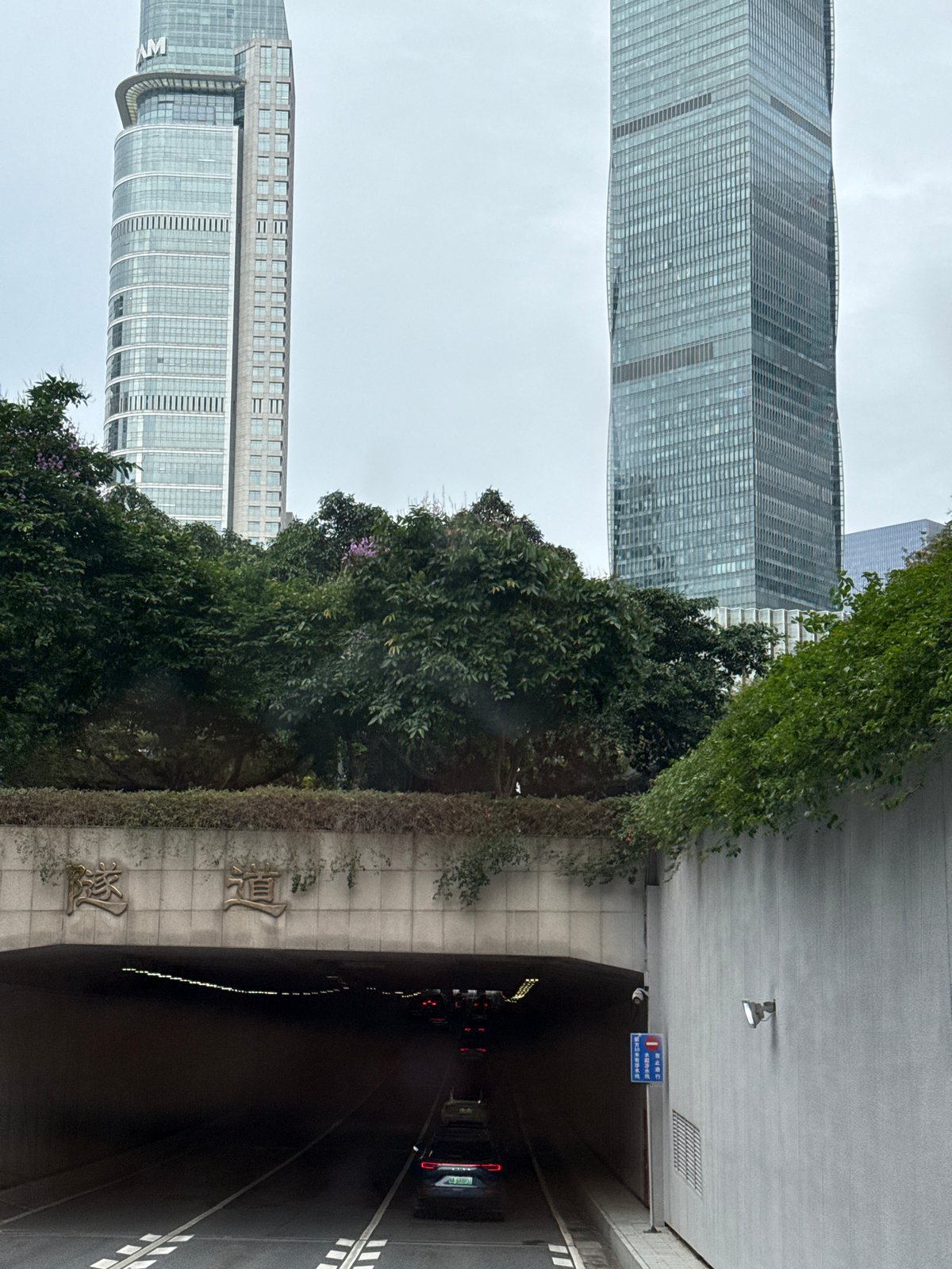 Morning street scenes captured across Tianhe District, Guangzhou