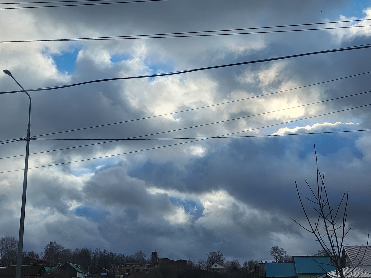 Dramatic skies documented over Russian village during morning hours