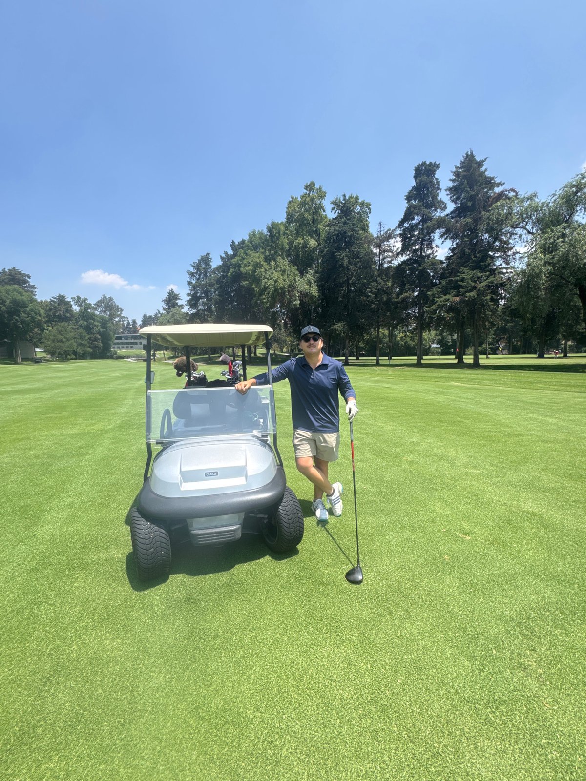 Golfer pauses by cart on Tlalnepantla course